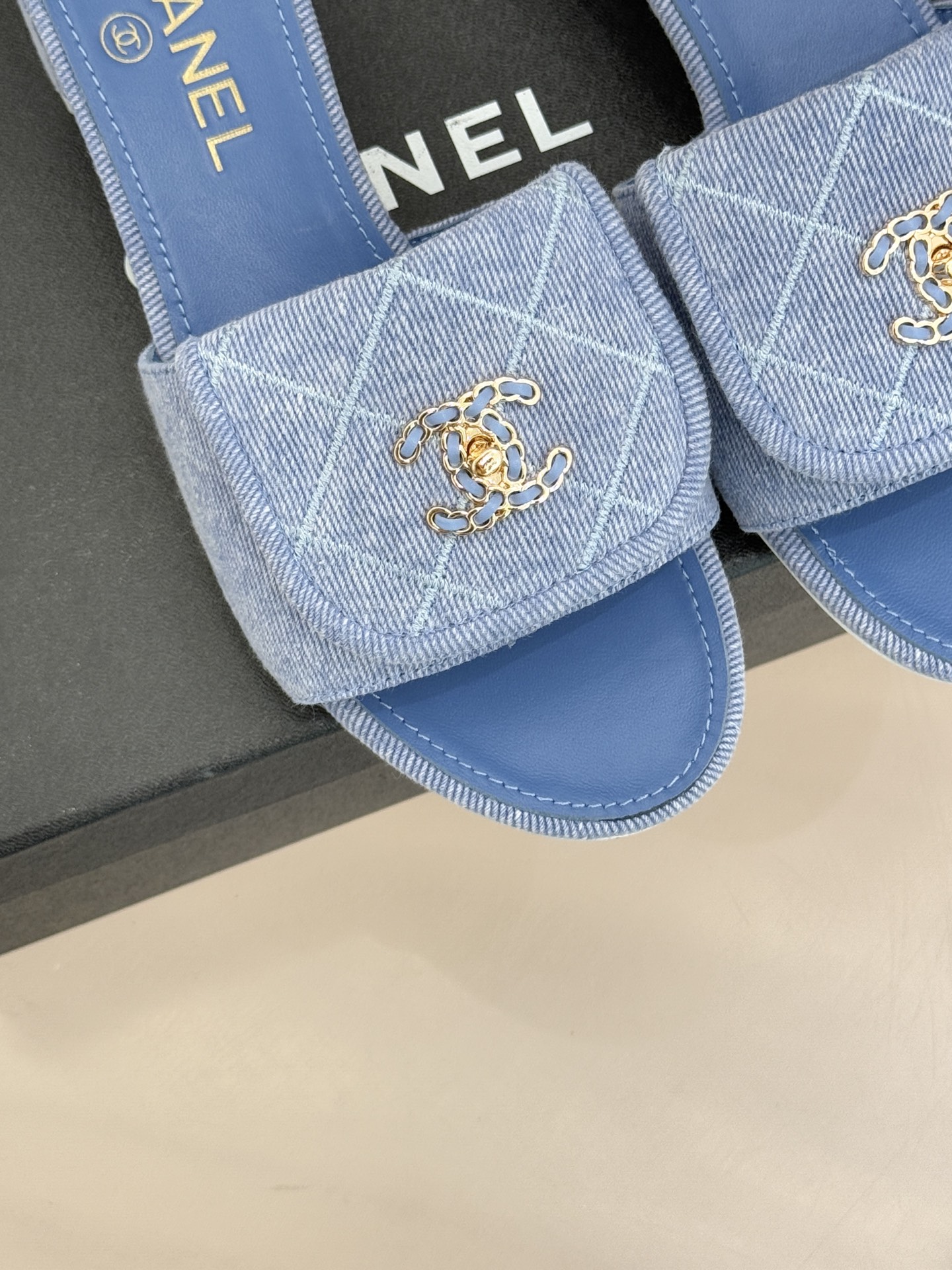 CHANE*｜小香经典链条双C书包扣菱格牛仔拖鞋将丹宁随性与高定优雅完美融合。水洗牛仔布搭配经典菱格绗缝