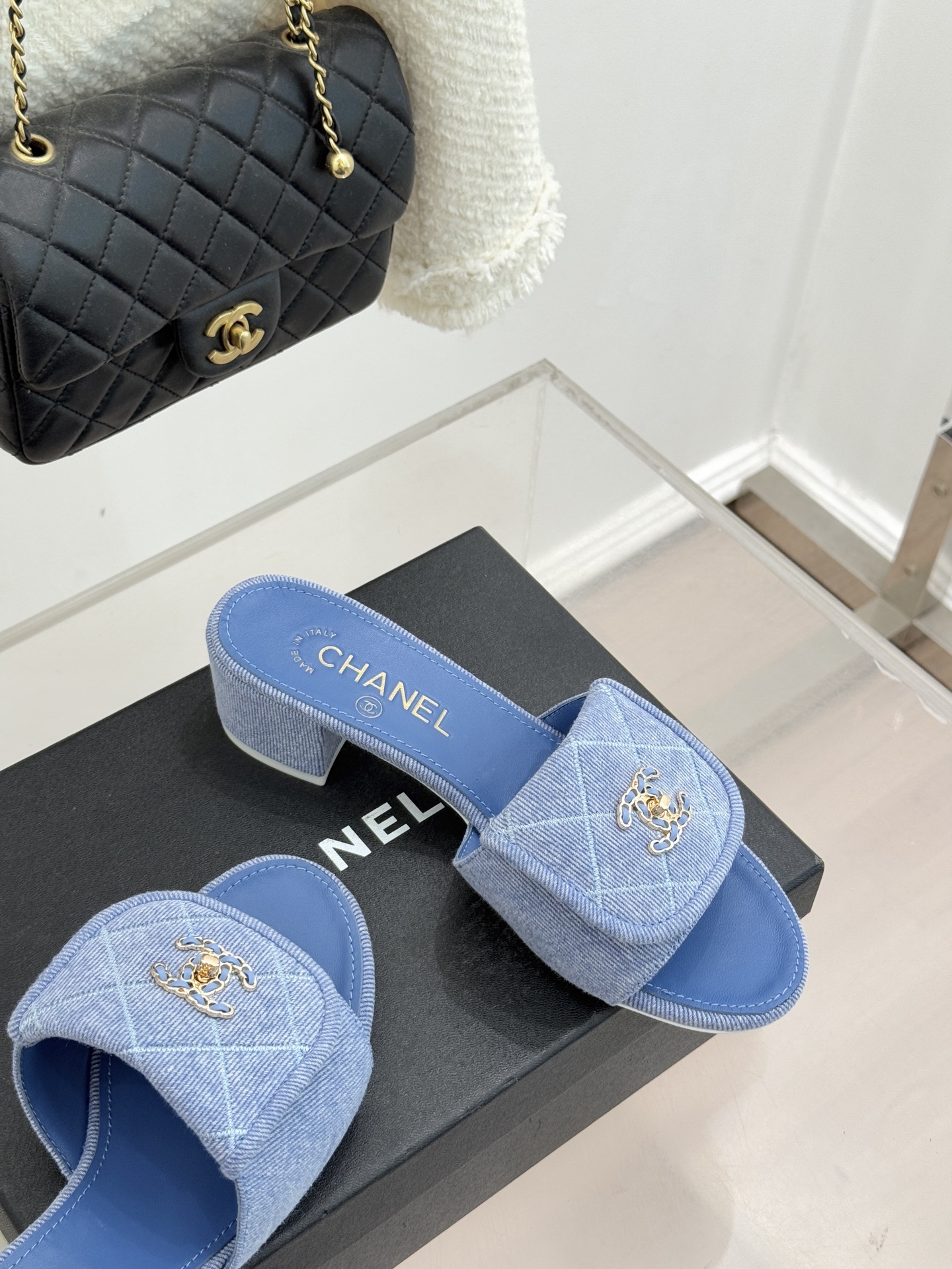 CHANE*｜小香经典链条双C书包扣菱格牛仔拖鞋将丹宁随性与高定优雅完美融合。水洗牛仔布搭配经典菱格绗缝