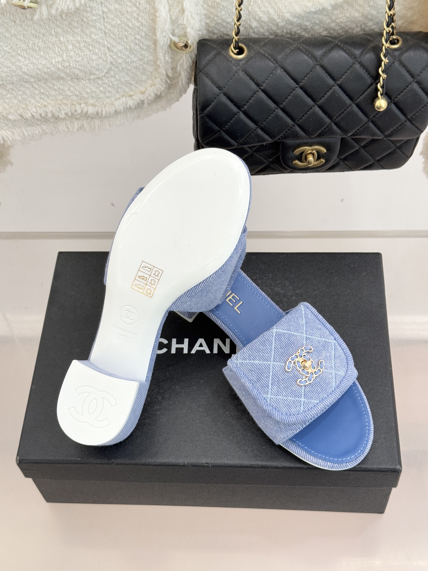 CHANE*｜小香经典链条双C书包扣菱格牛仔拖鞋将丹宁随性与高定优雅完美融合。水洗牛仔布搭配经典菱格绗缝