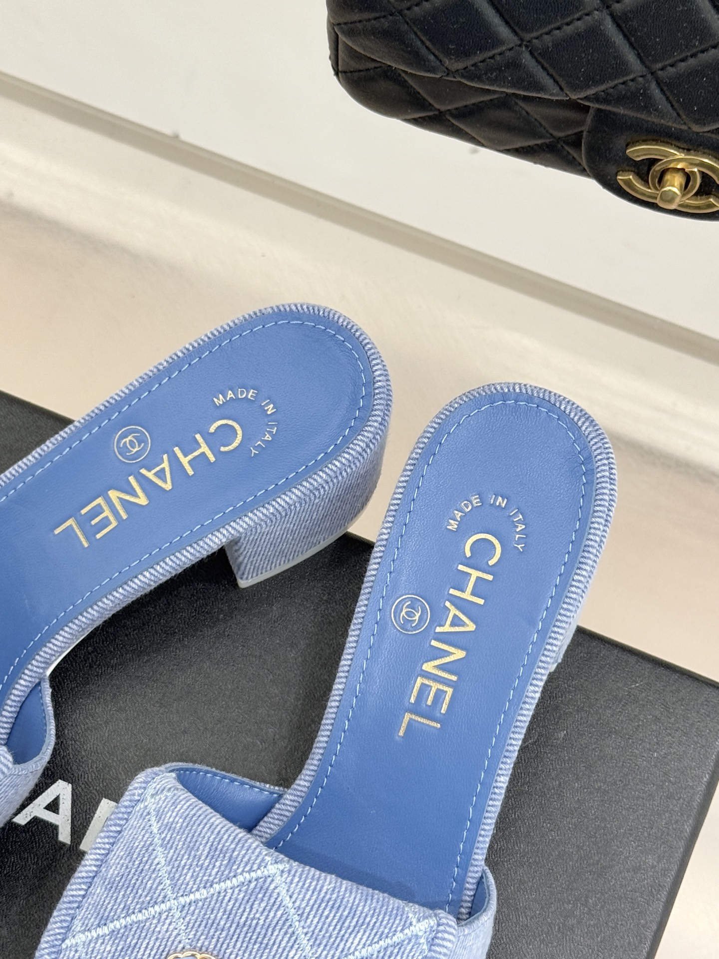 CHANE*｜小香经典链条双C书包扣菱格牛仔拖鞋将丹宁随性与高定优雅完美融合。水洗牛仔布搭配经典菱格绗缝