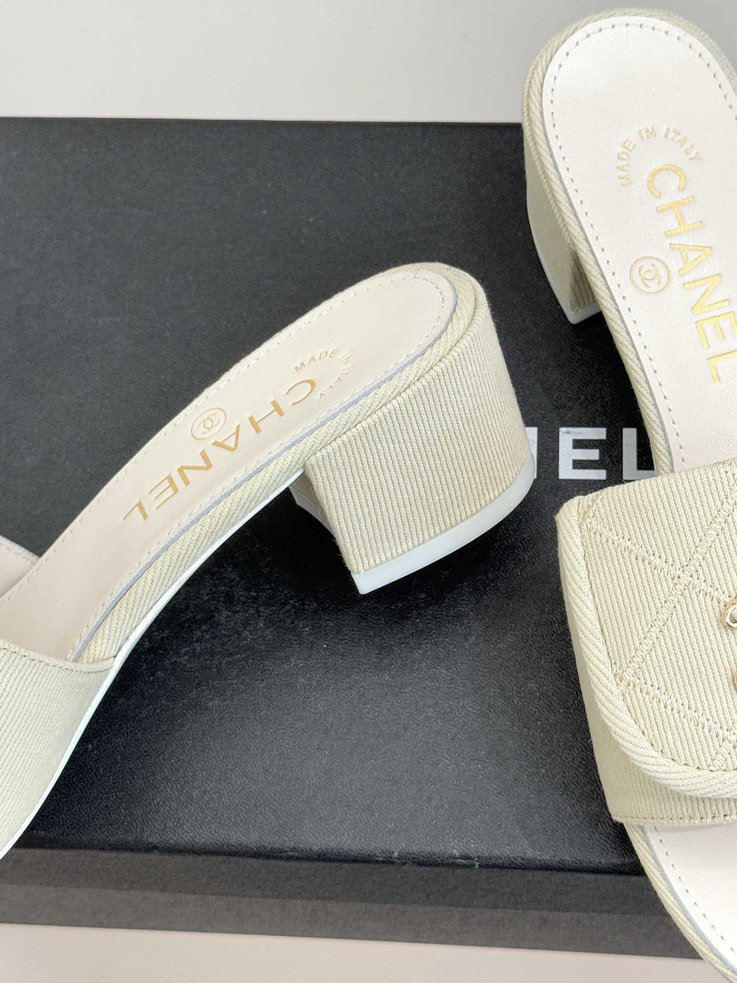 CHANE*｜小香经典链条双C书包扣菱格牛仔拖鞋将丹宁随性与高定优雅完美融合。水洗牛仔布搭配经典菱格绗缝