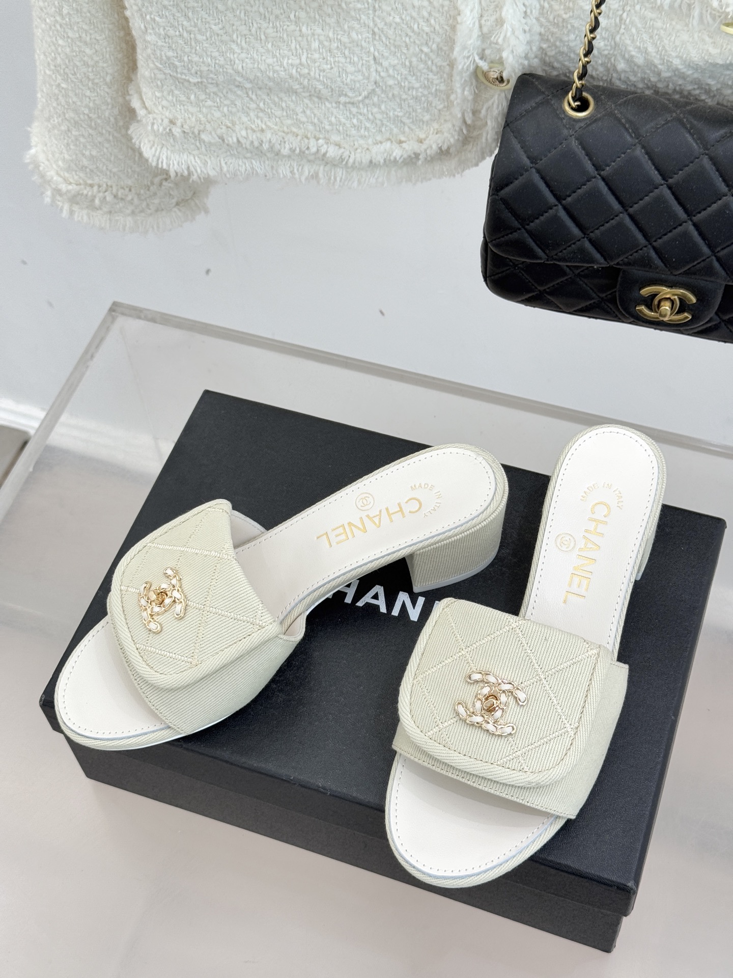 CHANE*｜小香经典链条双C书包扣菱格牛仔拖鞋将丹宁随性与高定优雅完美融合。水洗牛仔布搭配经典菱格绗缝