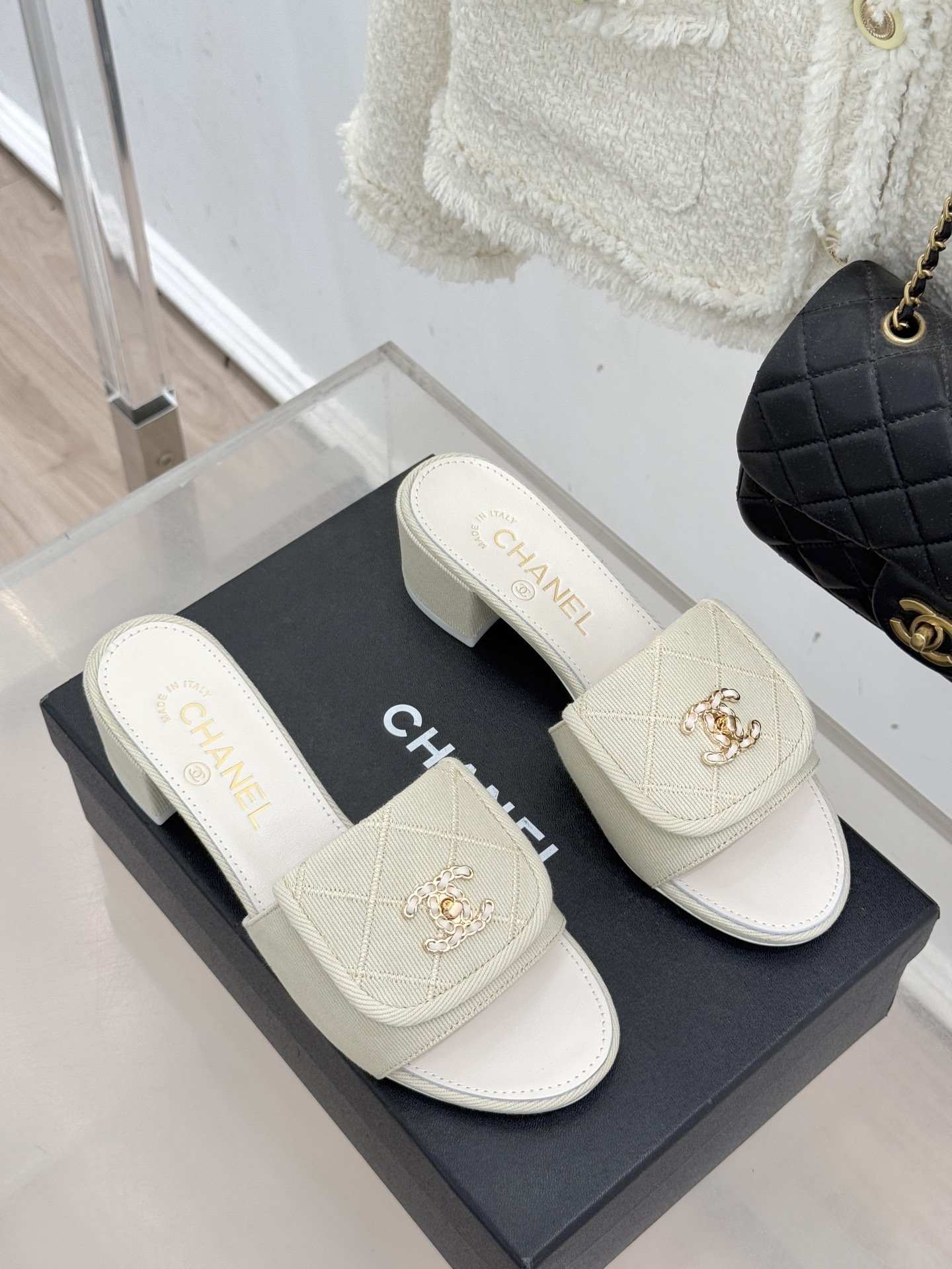 CHANE*｜小香经典链条双C书包扣菱格牛仔拖鞋将丹宁随性与高定优雅完美融合。水洗牛仔布搭配经典菱格绗缝