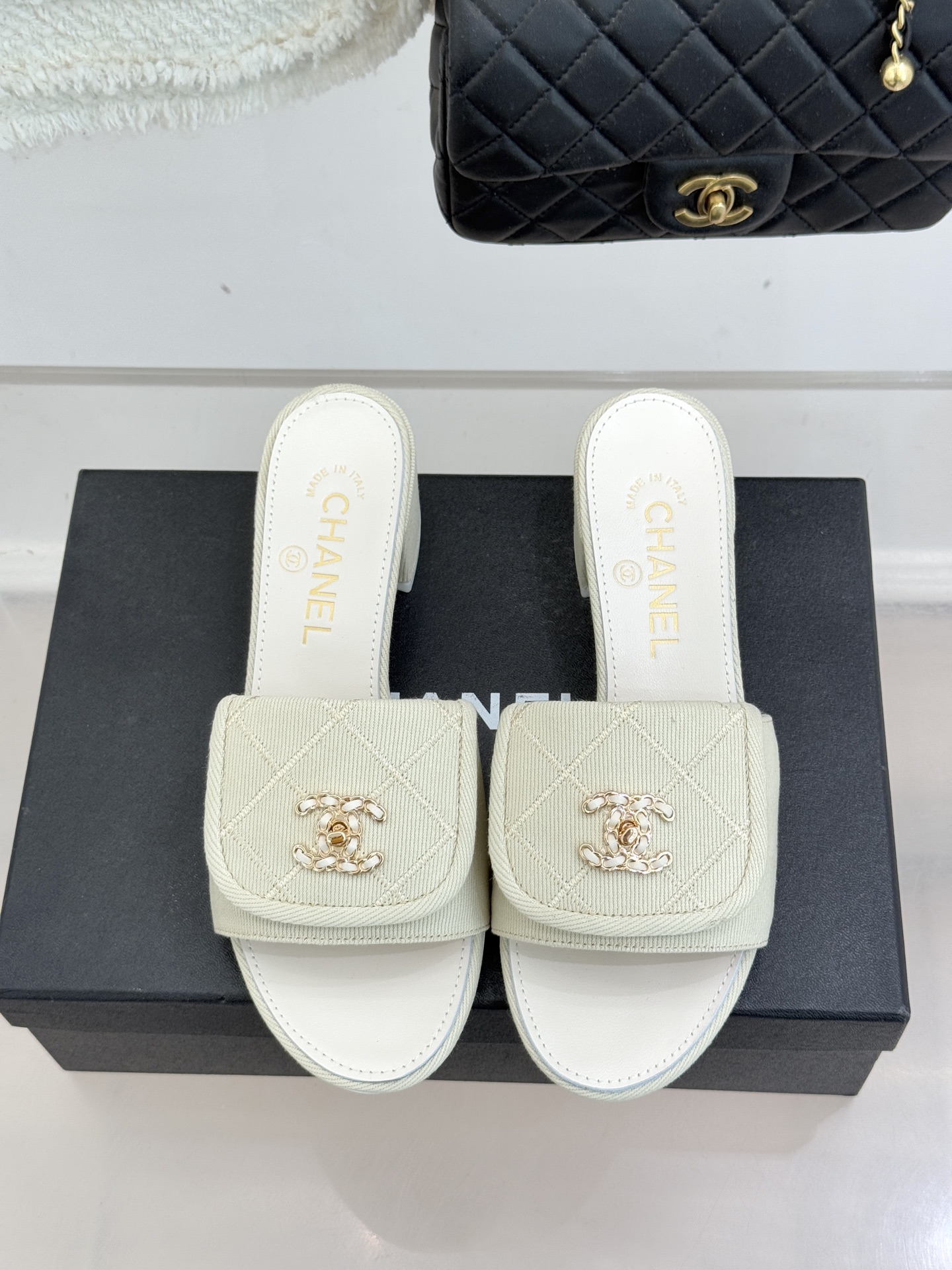 CHANE*｜小香经典链条双C书包扣菱格牛仔拖鞋将丹宁随性与高定优雅完美融合。水洗牛仔布搭配经典菱格绗缝