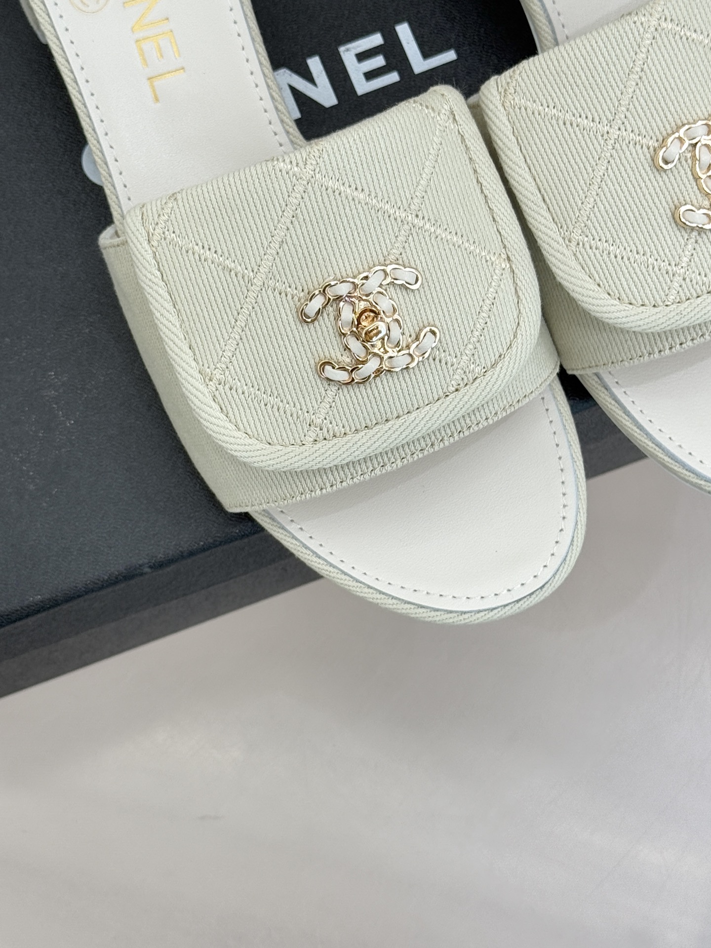 CHANE*｜小香经典链条双C书包扣菱格牛仔拖鞋将丹宁随性与高定优雅完美融合。水洗牛仔布搭配经典菱格绗缝