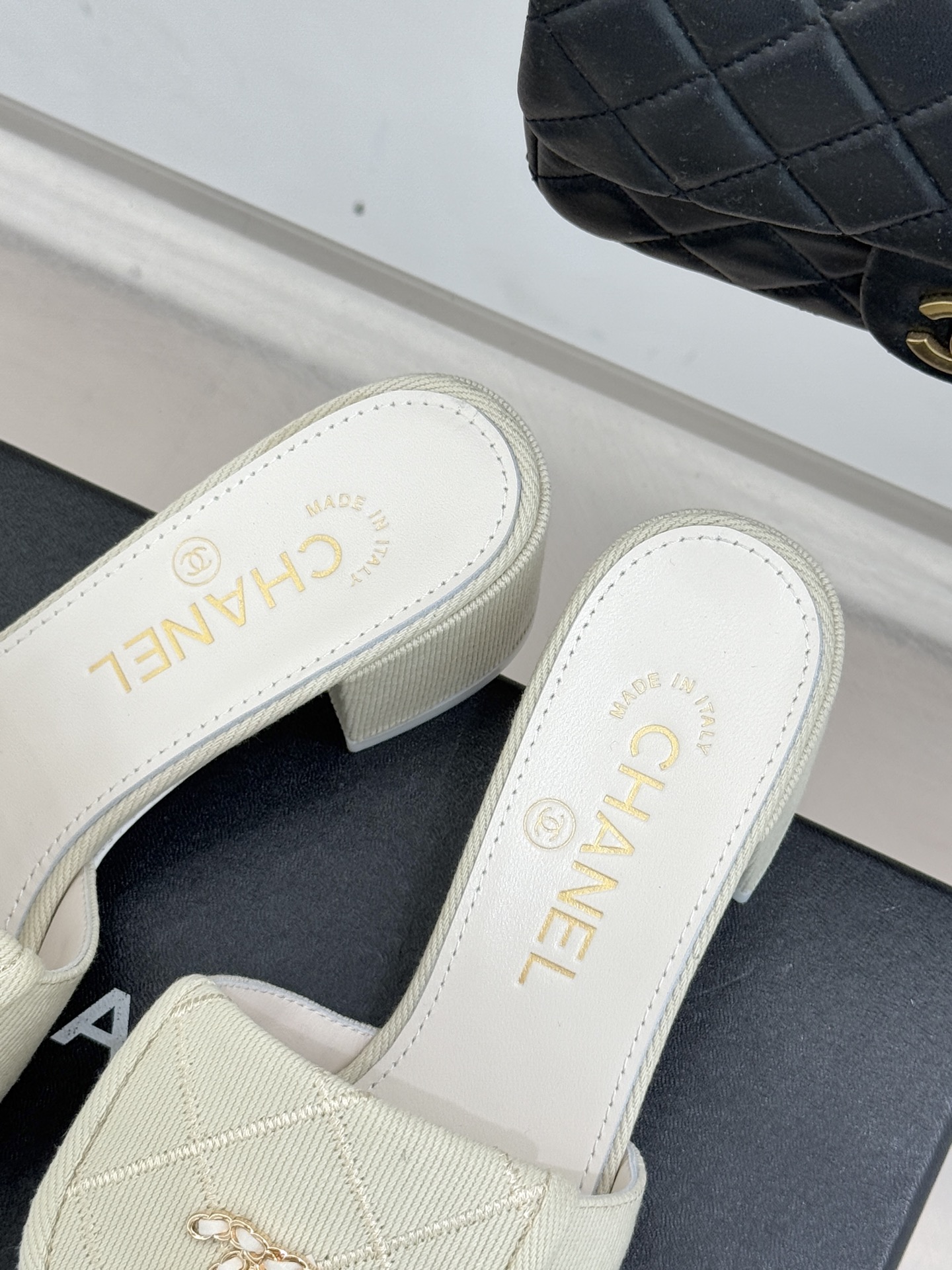 CHANE*｜小香经典链条双C书包扣菱格牛仔拖鞋将丹宁随性与高定优雅完美融合。水洗牛仔布搭配经典菱格绗缝