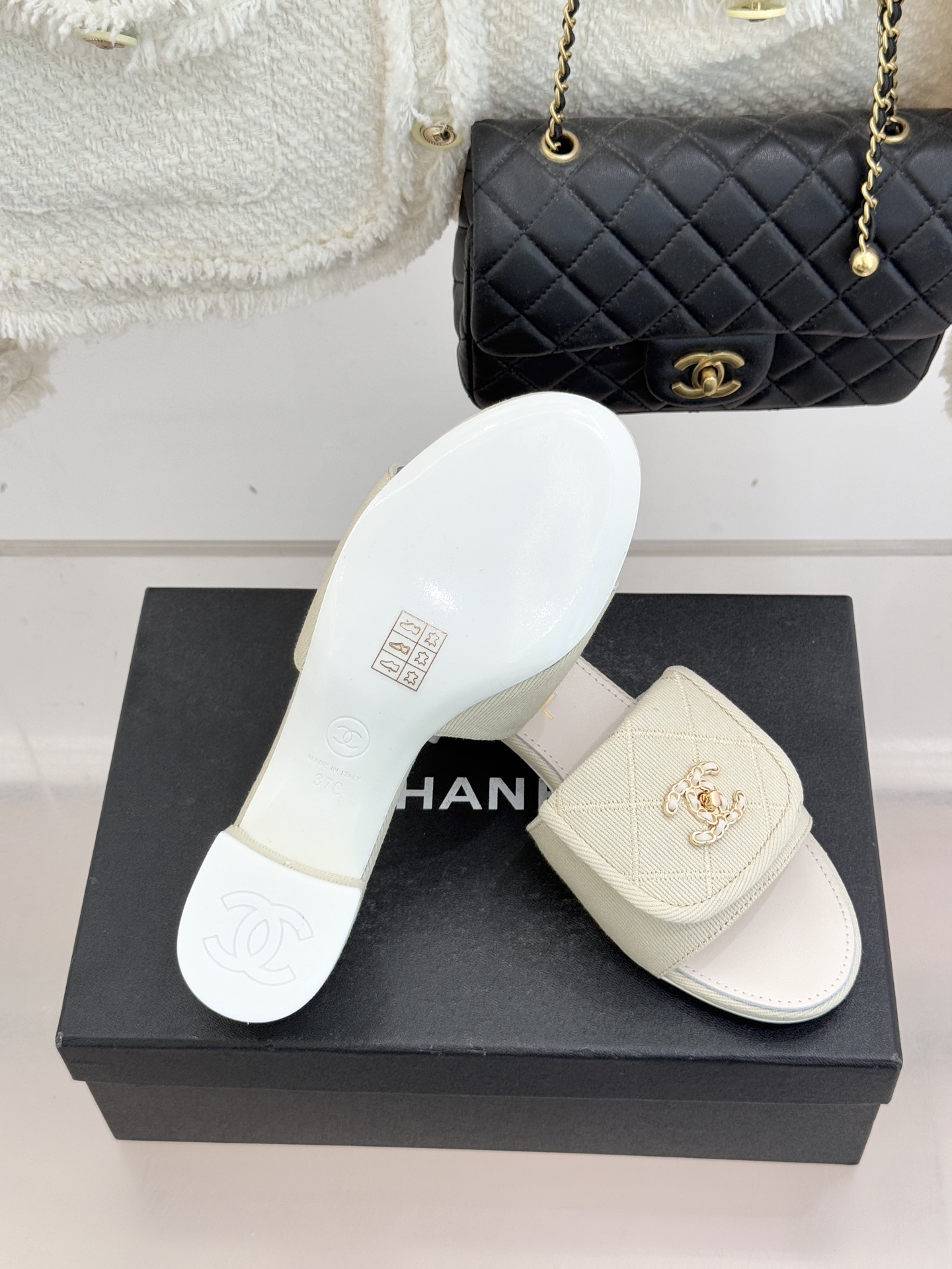 CHANE*｜小香经典链条双C书包扣菱格牛仔拖鞋将丹宁随性与高定优雅完美融合。水洗牛仔布搭配经典菱格绗缝