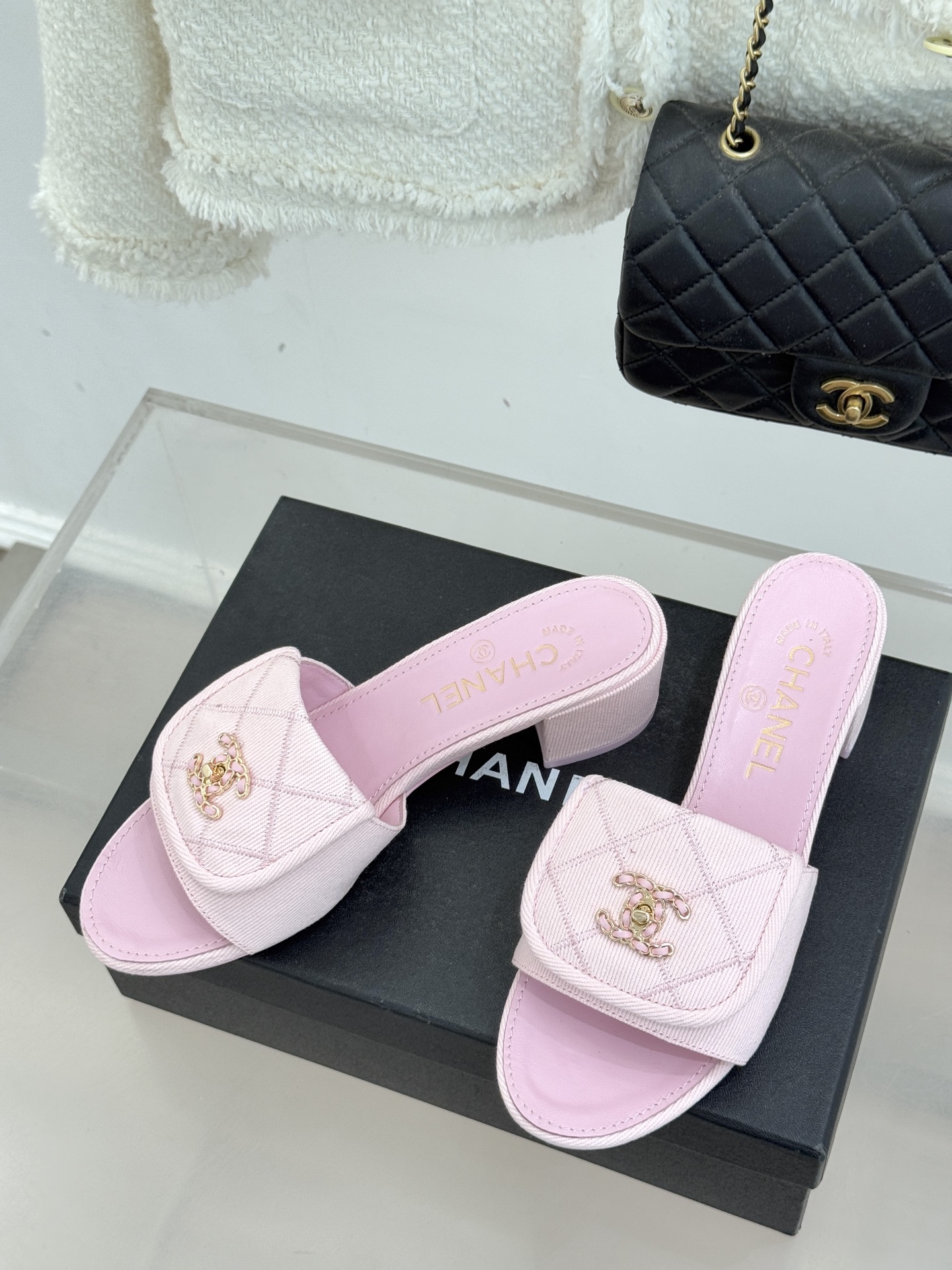 CHANE*｜小香经典链条双C书包扣菱格牛仔拖鞋将丹宁随性与高定优雅完美融合。水洗牛仔布搭配经典菱格绗缝