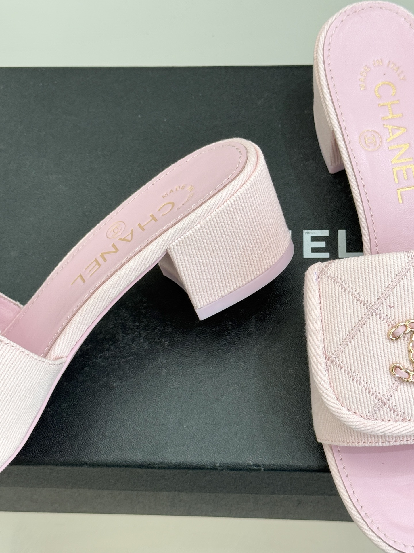 CHANE*｜小香经典链条双C书包扣菱格牛仔拖鞋将丹宁随性与高定优雅完美融合。水洗牛仔布搭配经典菱格绗缝