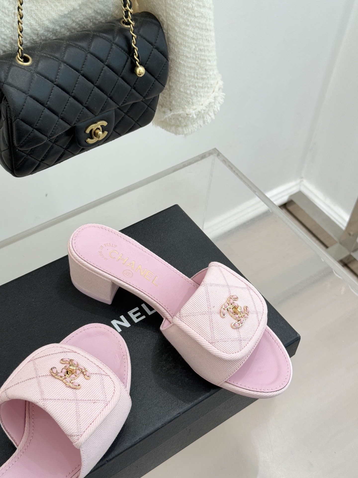 CHANE*｜小香经典链条双C书包扣菱格牛仔拖鞋将丹宁随性与高定优雅完美融合。水洗牛仔布搭配经典菱格绗缝