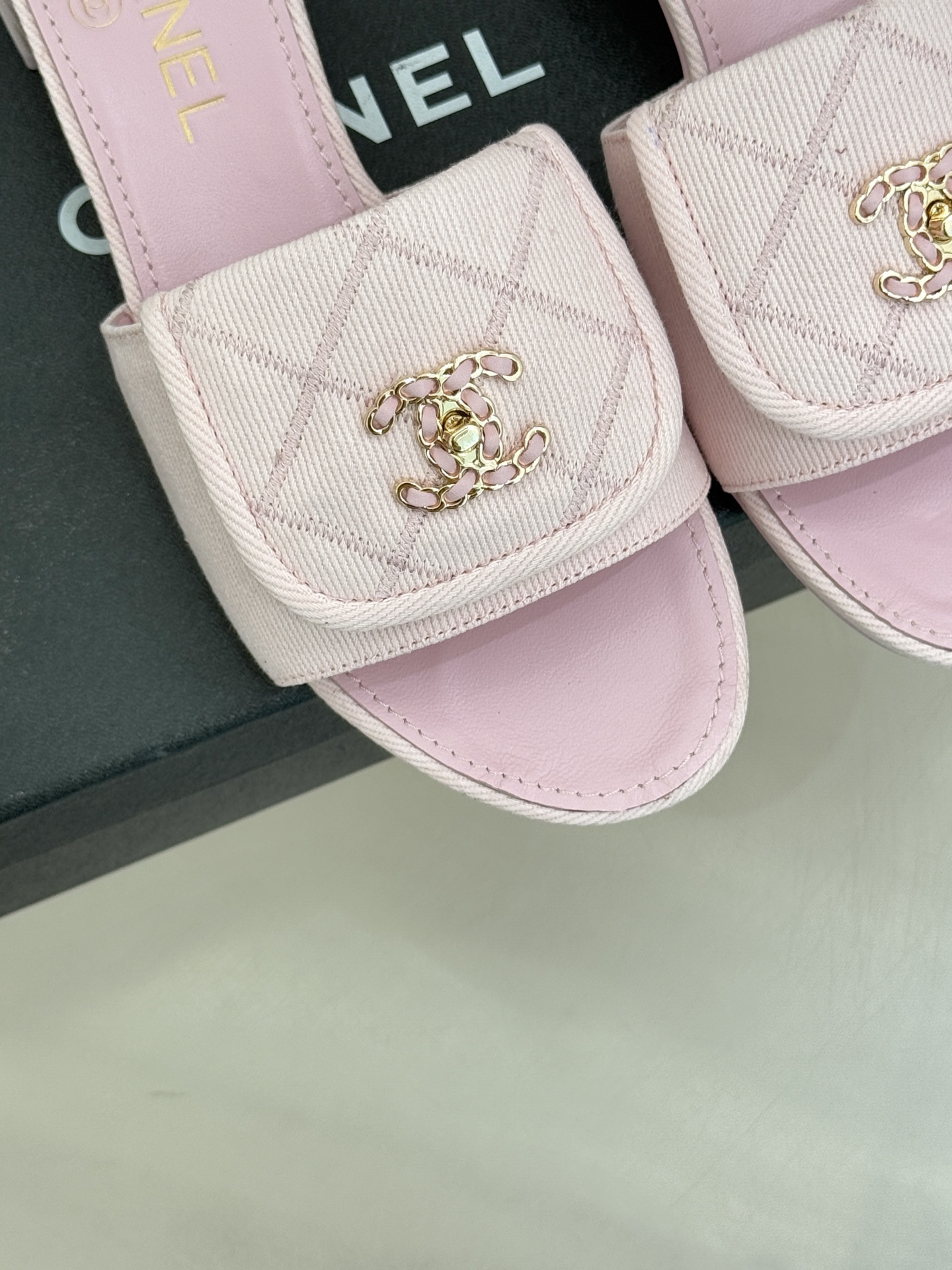 CHANE*｜小香经典链条双C书包扣菱格牛仔拖鞋将丹宁随性与高定优雅完美融合。水洗牛仔布搭配经典菱格绗缝