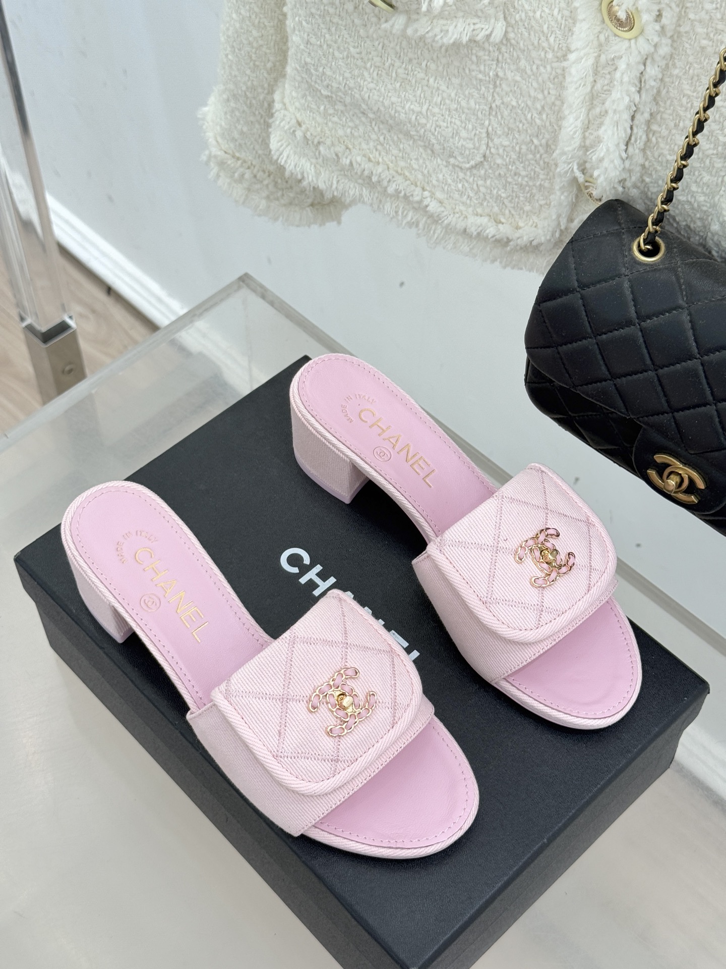 CHANE*｜小香经典链条双C书包扣菱格牛仔拖鞋将丹宁随性与高定优雅完美融合。水洗牛仔布搭配经典菱格绗缝