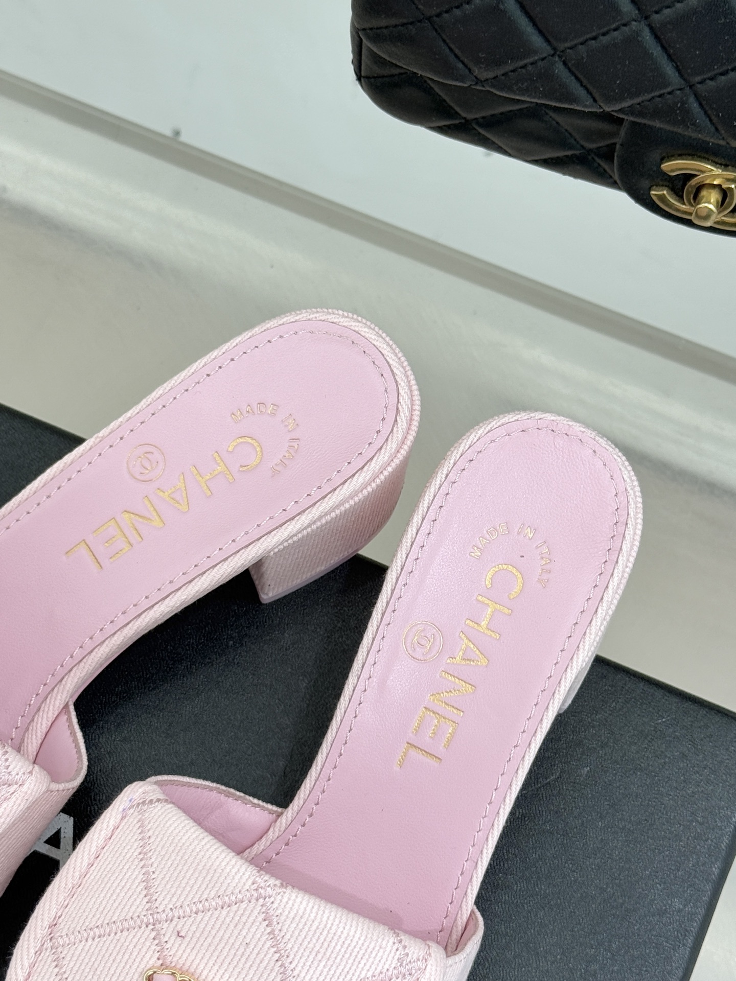 CHANE*｜小香经典链条双C书包扣菱格牛仔拖鞋将丹宁随性与高定优雅完美融合。水洗牛仔布搭配经典菱格绗缝