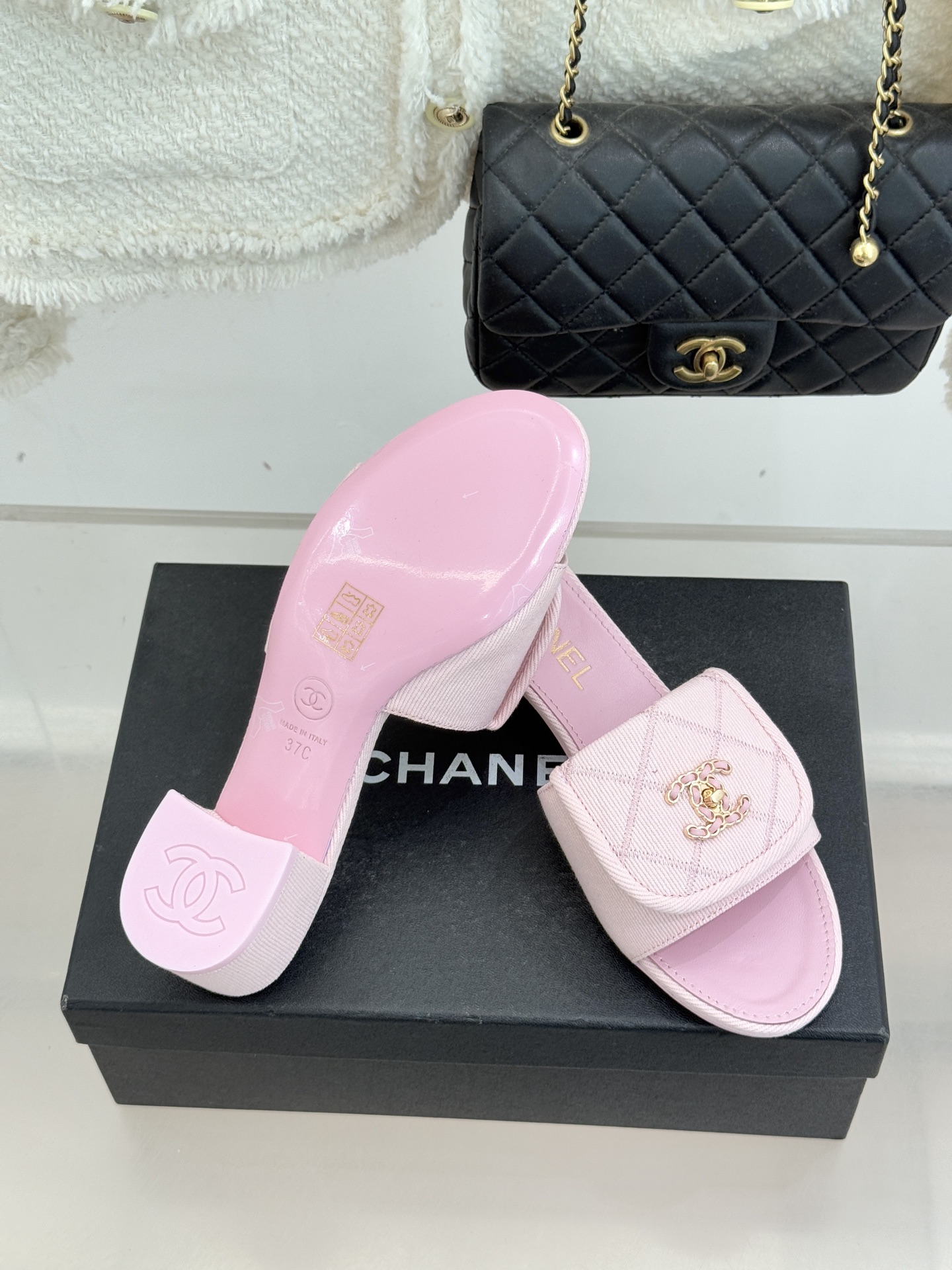 CHANE*｜小香经典链条双C书包扣菱格牛仔拖鞋将丹宁随性与高定优雅完美融合。水洗牛仔布搭配经典菱格绗缝