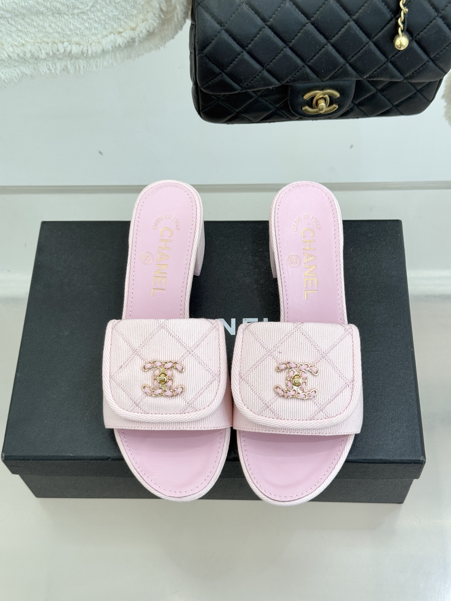 CHANE*｜小香经典链条双C书包扣菱格牛仔拖鞋将丹宁随性与高定优雅完美融合。水洗牛仔布搭配经典菱格绗缝