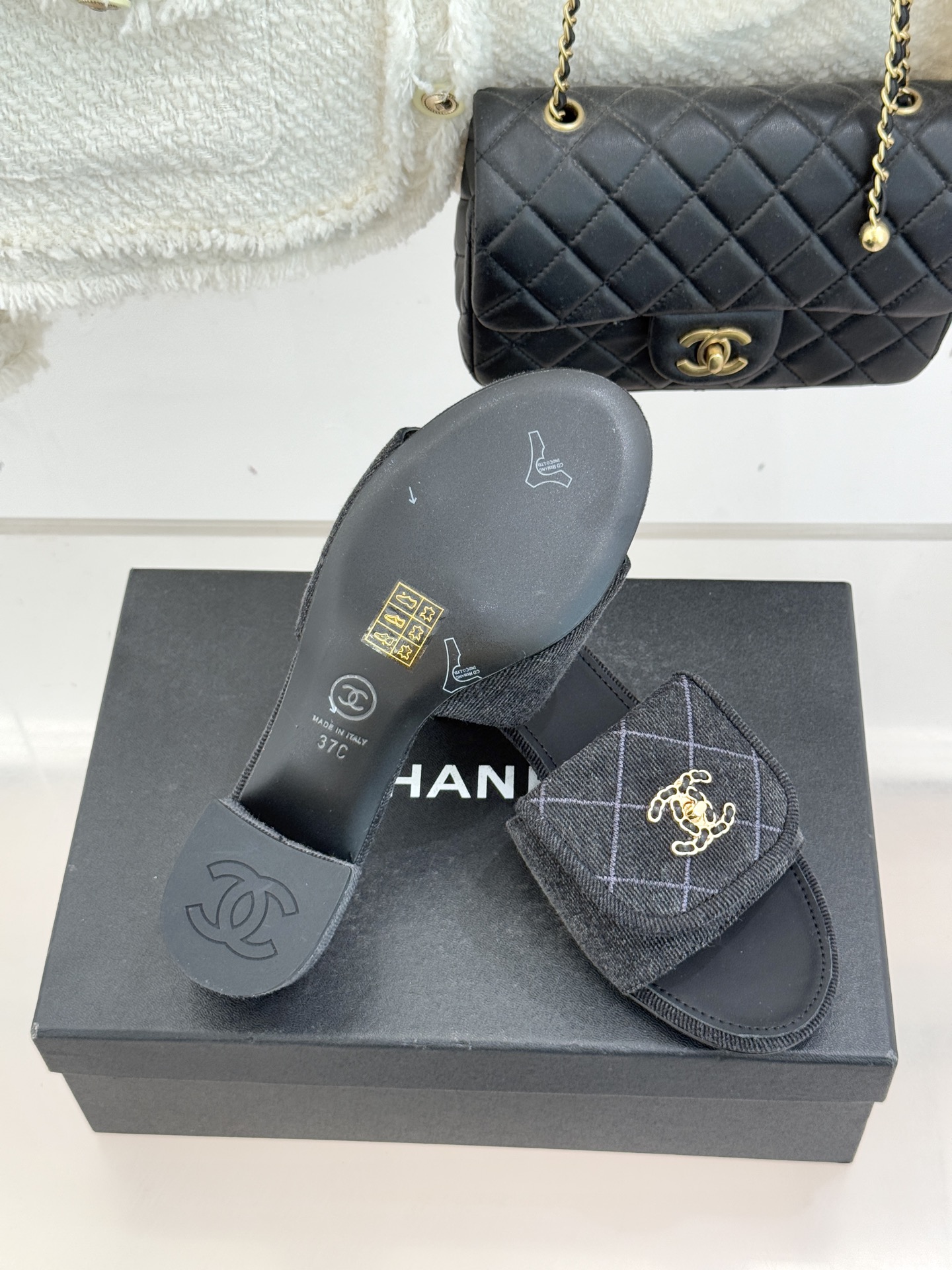 CHANE*｜小香经典链条双C书包扣菱格牛仔拖鞋将丹宁随性与高定优雅完美融合。水洗牛仔布搭配经典菱格绗缝