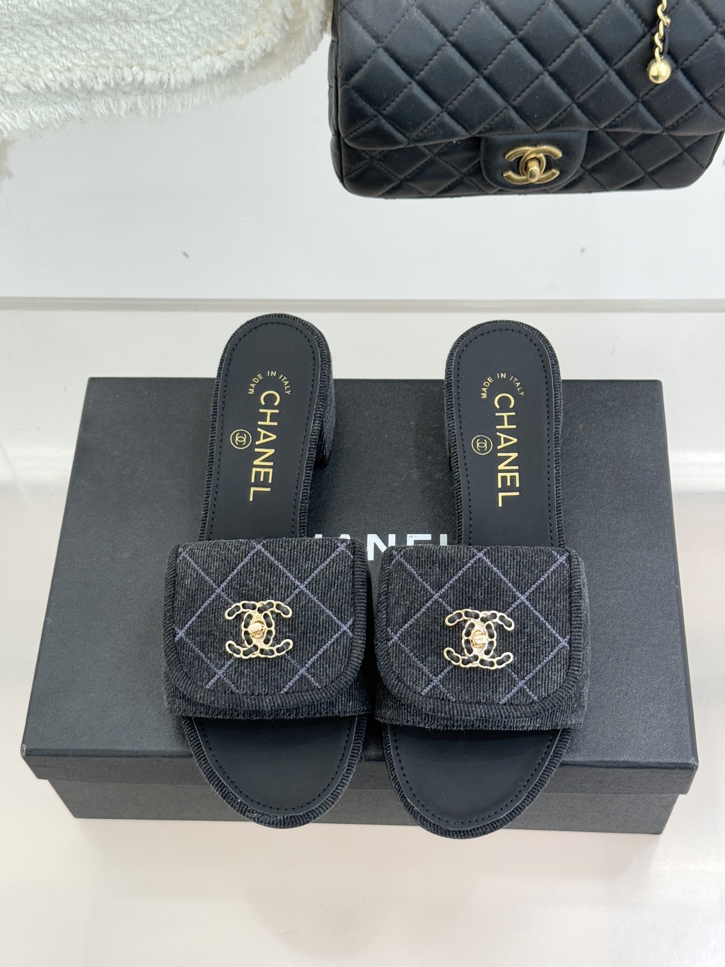 CHANE*｜小香经典链条双C书包扣菱格牛仔拖鞋将丹宁随性与高定优雅完美融合。水洗牛仔布搭配经典菱格绗缝