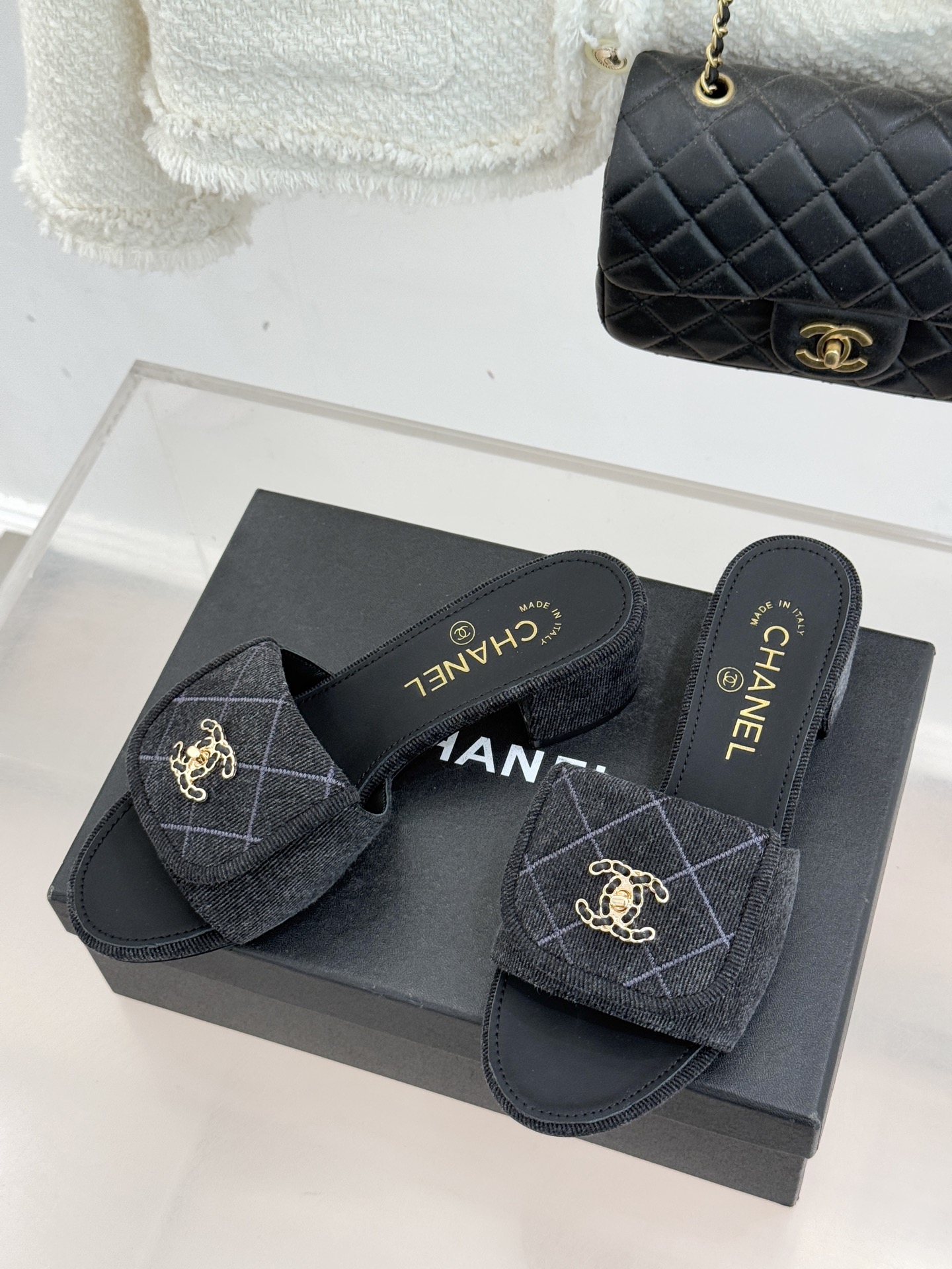 CHANE*｜小香经典链条双C书包扣菱格牛仔拖鞋将丹宁随性与高定优雅完美融合。水洗牛仔布搭配经典菱格绗缝