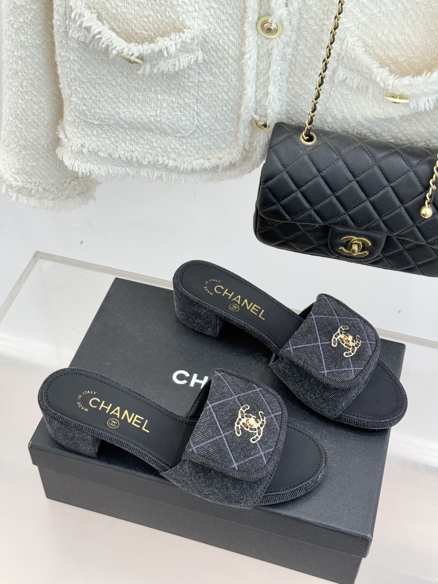 CHANE*｜小香经典链条双C书包扣菱格牛仔拖鞋将丹宁随性与高定优雅完美融合。水洗牛仔布搭配经典菱格绗缝