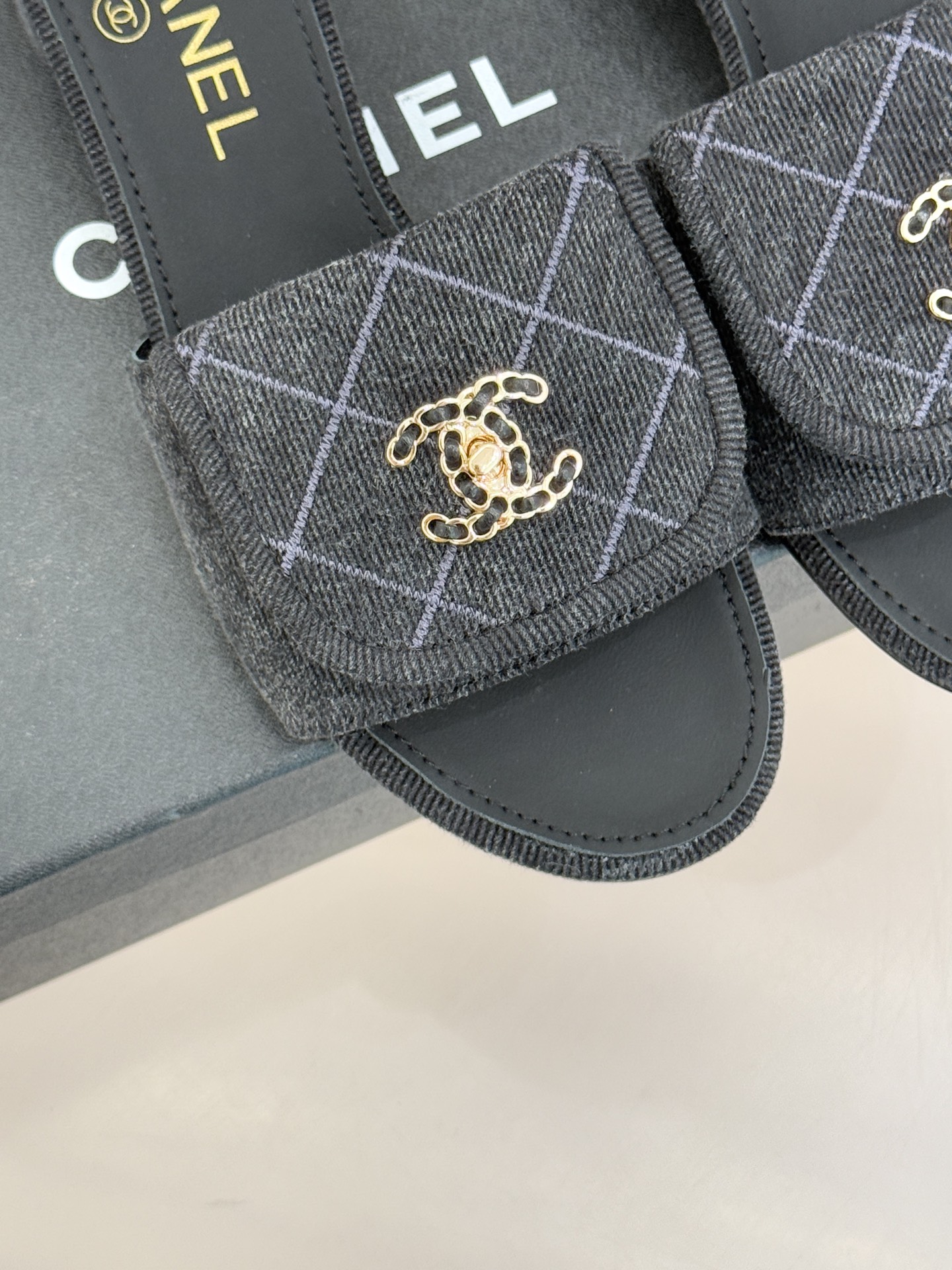 CHANE*｜小香经典链条双C书包扣菱格牛仔拖鞋将丹宁随性与高定优雅完美融合。水洗牛仔布搭配经典菱格绗缝