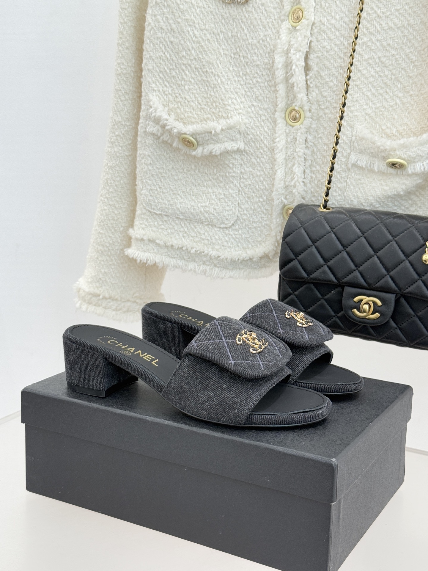 CHANE*｜小香经典链条双C书包扣菱格牛仔拖鞋将丹宁随性与高定优雅完美融合。水洗牛仔布搭配经典菱格绗缝