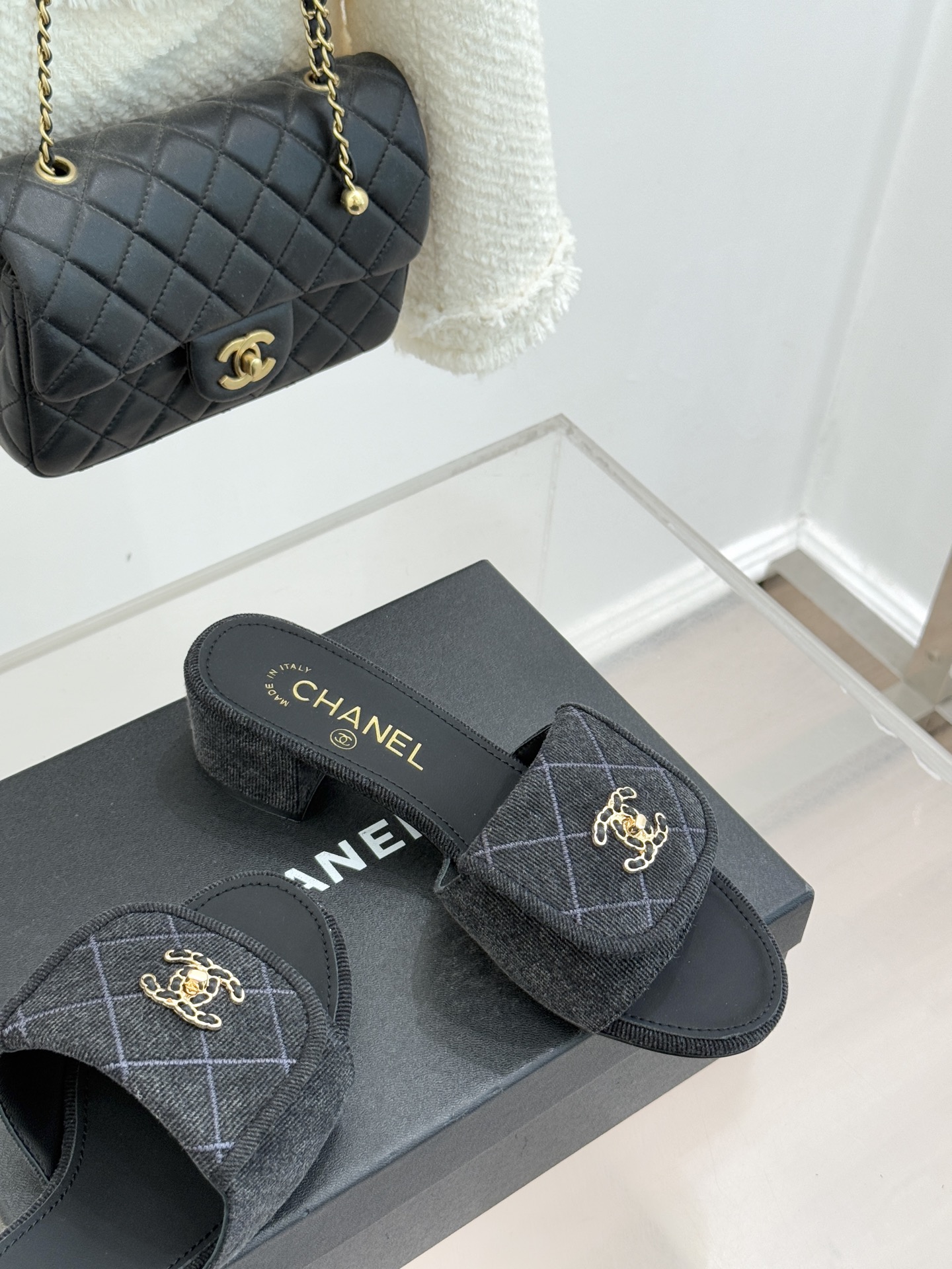 CHANE*｜小香经典链条双C书包扣菱格牛仔拖鞋将丹宁随性与高定优雅完美融合。水洗牛仔布搭配经典菱格绗缝