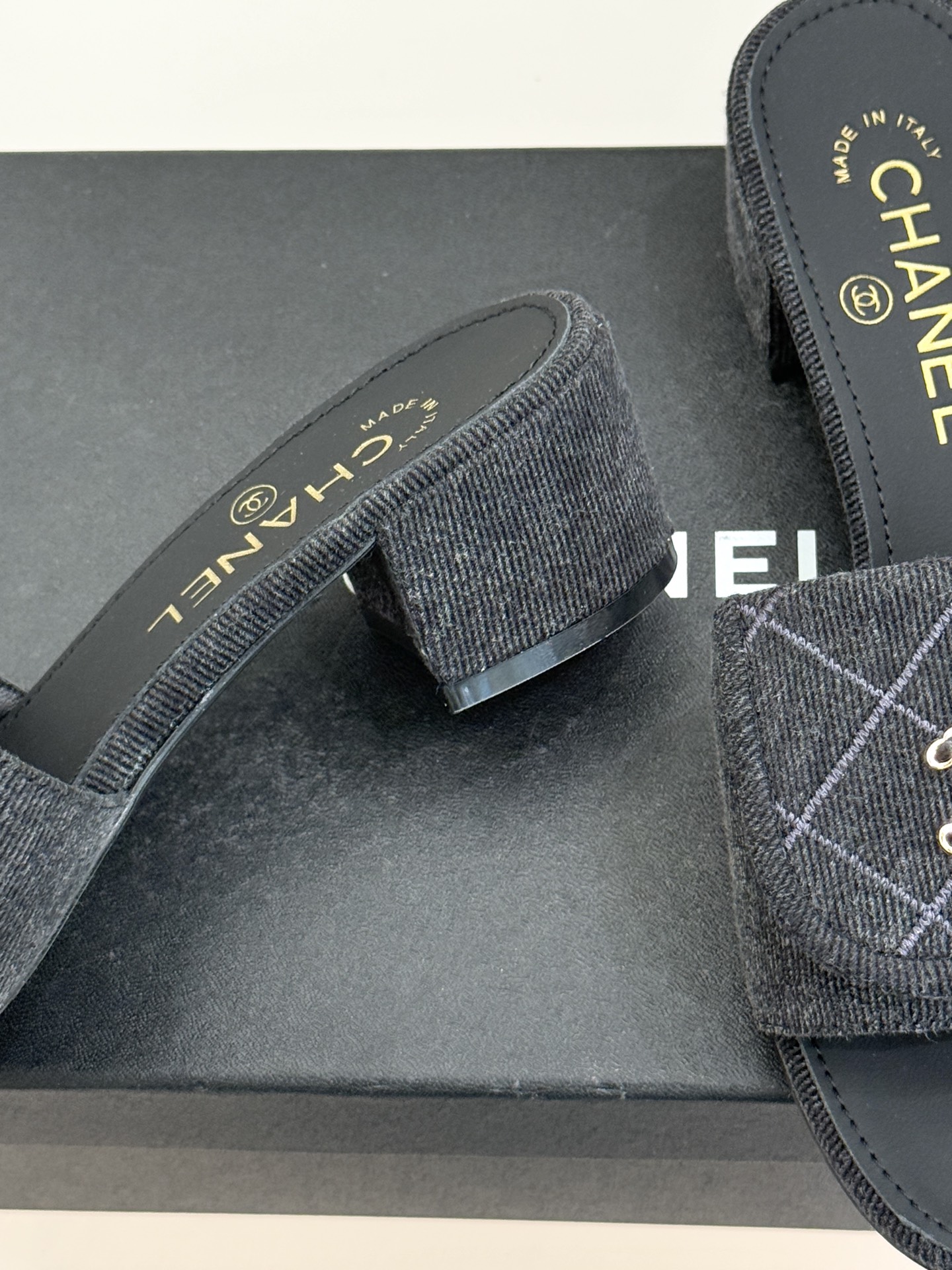 CHANE*｜小香经典链条双C书包扣菱格牛仔拖鞋将丹宁随性与高定优雅完美融合。水洗牛仔布搭配经典菱格绗缝