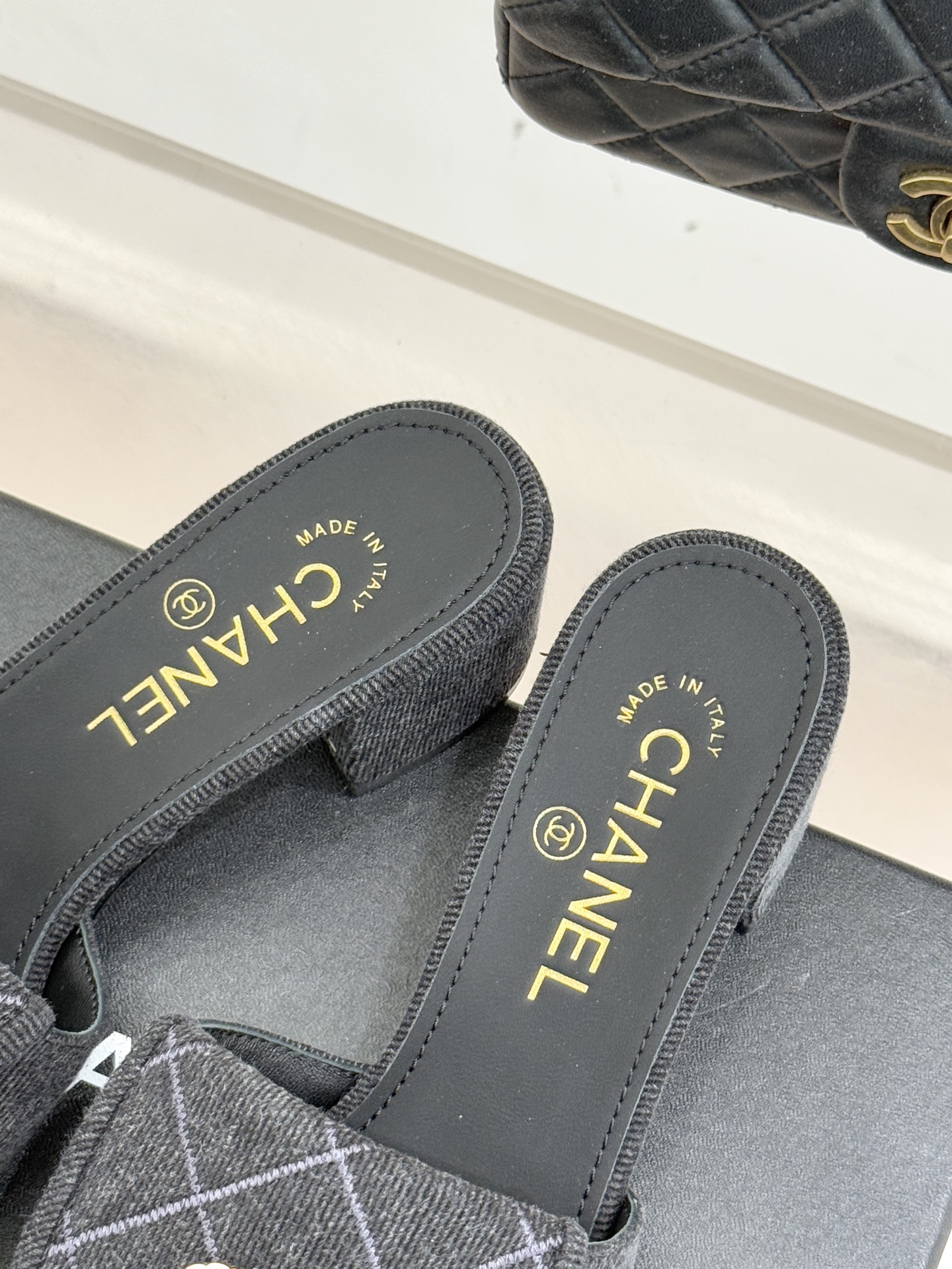 CHANE*｜小香经典链条双C书包扣菱格牛仔拖鞋将丹宁随性与高定优雅完美融合。水洗牛仔布搭配经典菱格绗缝