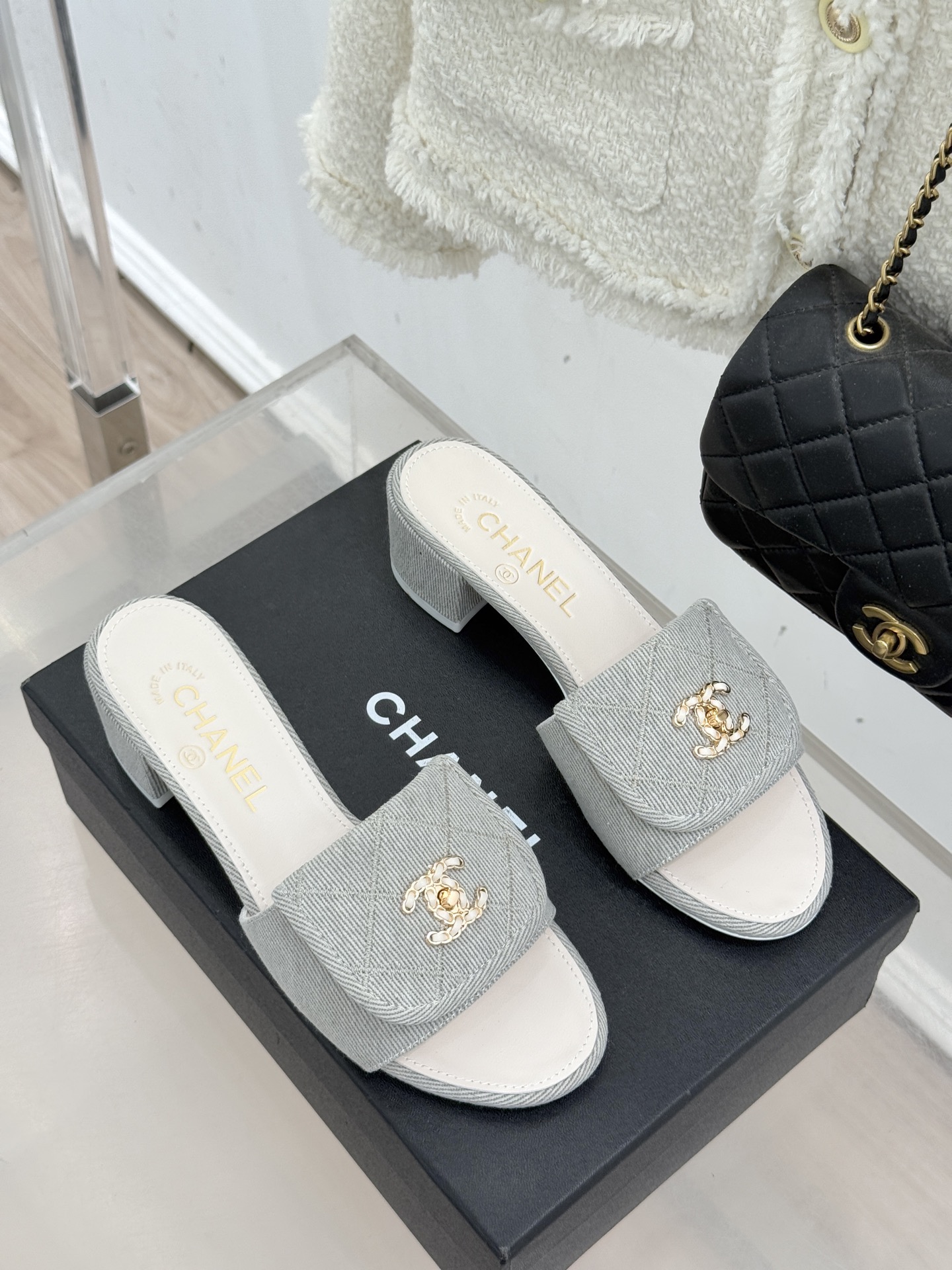 CHANE*｜小香经典链条双C书包扣菱格牛仔拖鞋将丹宁随性与高定优雅完美融合。水洗牛仔布搭配经典菱格绗缝