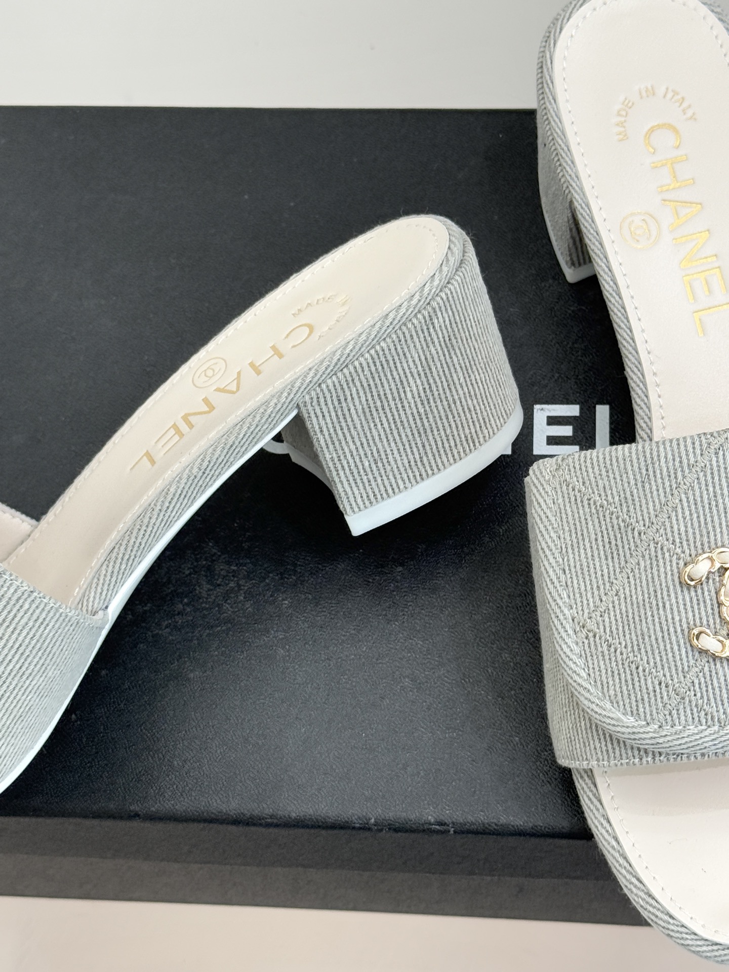 CHANE*｜小香经典链条双C书包扣菱格牛仔拖鞋将丹宁随性与高定优雅完美融合。水洗牛仔布搭配经典菱格绗缝