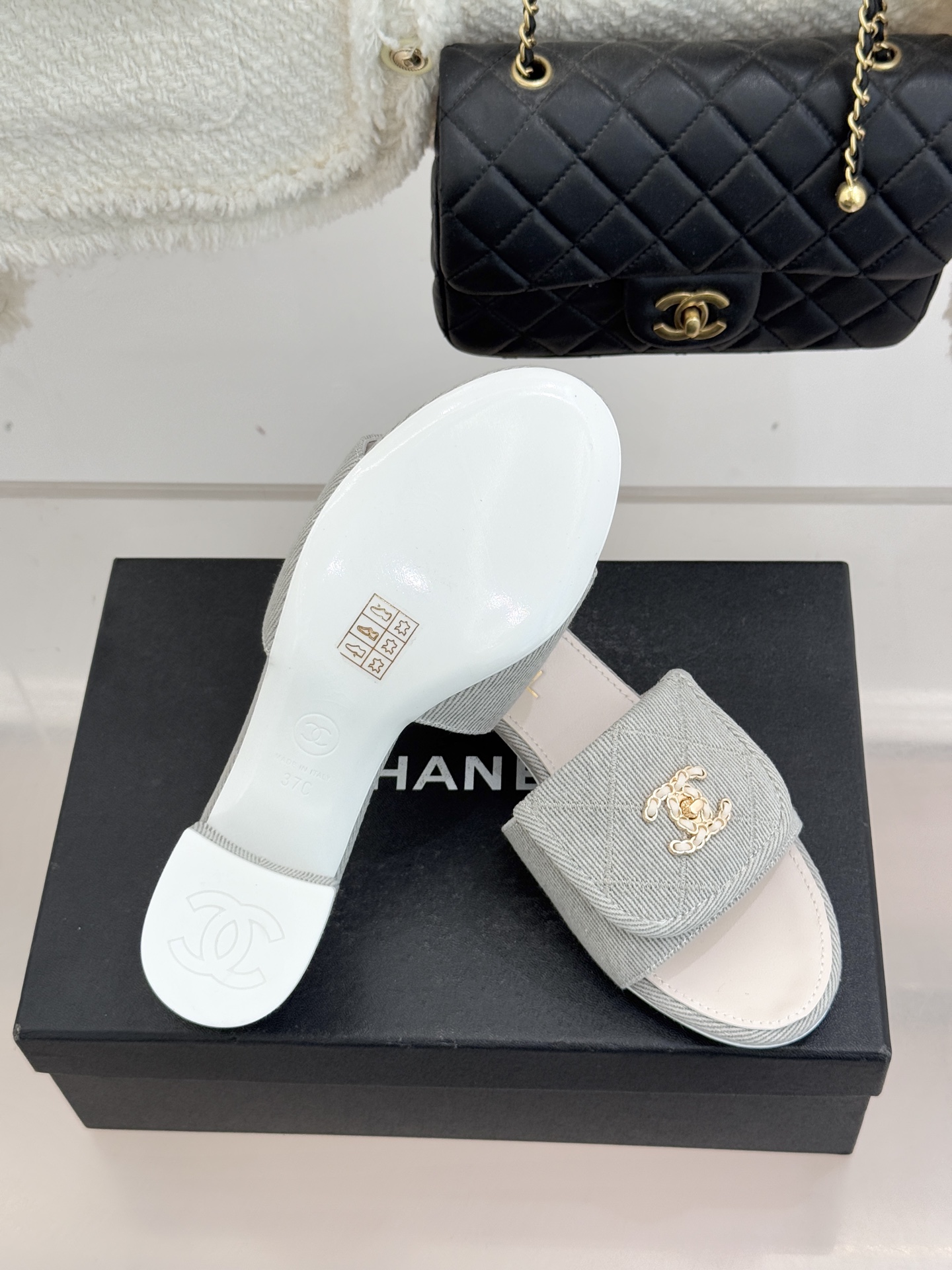 CHANE*｜小香经典链条双C书包扣菱格牛仔拖鞋将丹宁随性与高定优雅完美融合。水洗牛仔布搭配经典菱格绗缝