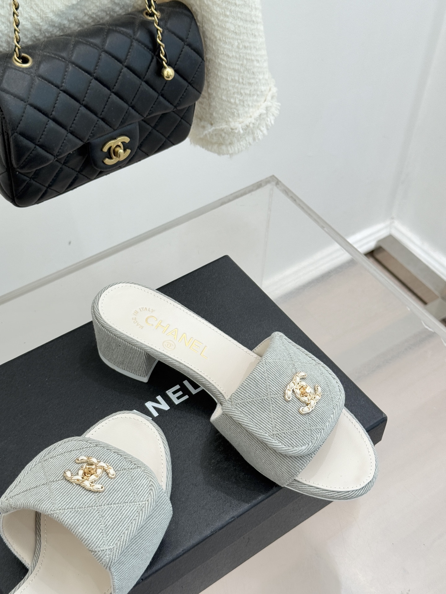 CHANE*｜小香经典链条双C书包扣菱格牛仔拖鞋将丹宁随性与高定优雅完美融合。水洗牛仔布搭配经典菱格绗缝