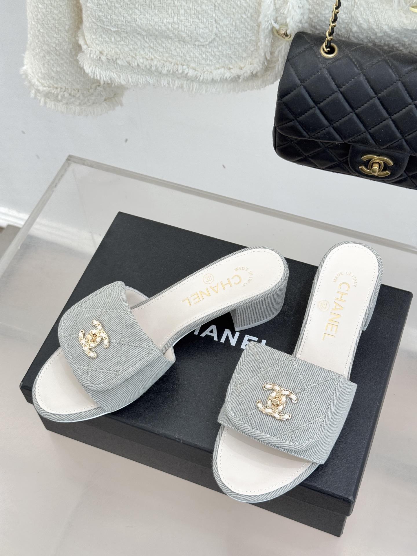 CHANE*｜小香经典链条双C书包扣菱格牛仔拖鞋将丹宁随性与高定优雅完美融合。水洗牛仔布搭配经典菱格绗缝