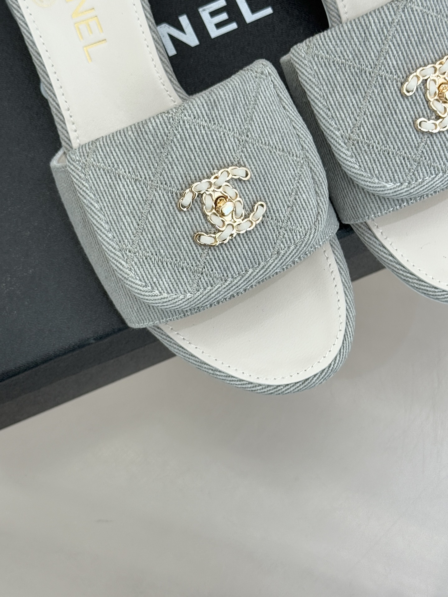 CHANE*｜小香经典链条双C书包扣菱格牛仔拖鞋将丹宁随性与高定优雅完美融合。水洗牛仔布搭配经典菱格绗缝