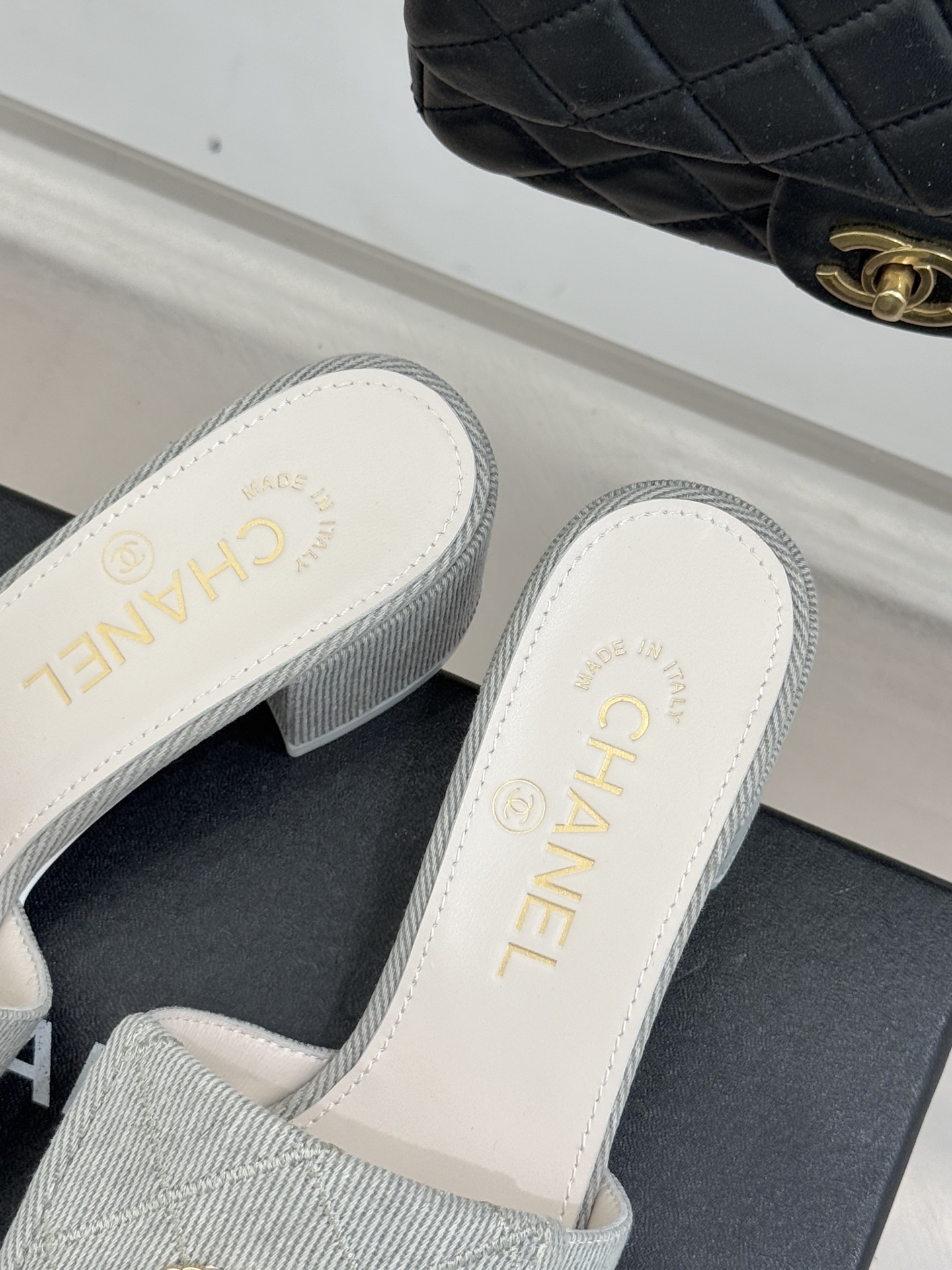 CHANE*｜小香经典链条双C书包扣菱格牛仔拖鞋将丹宁随性与高定优雅完美融合。水洗牛仔布搭配经典菱格绗缝