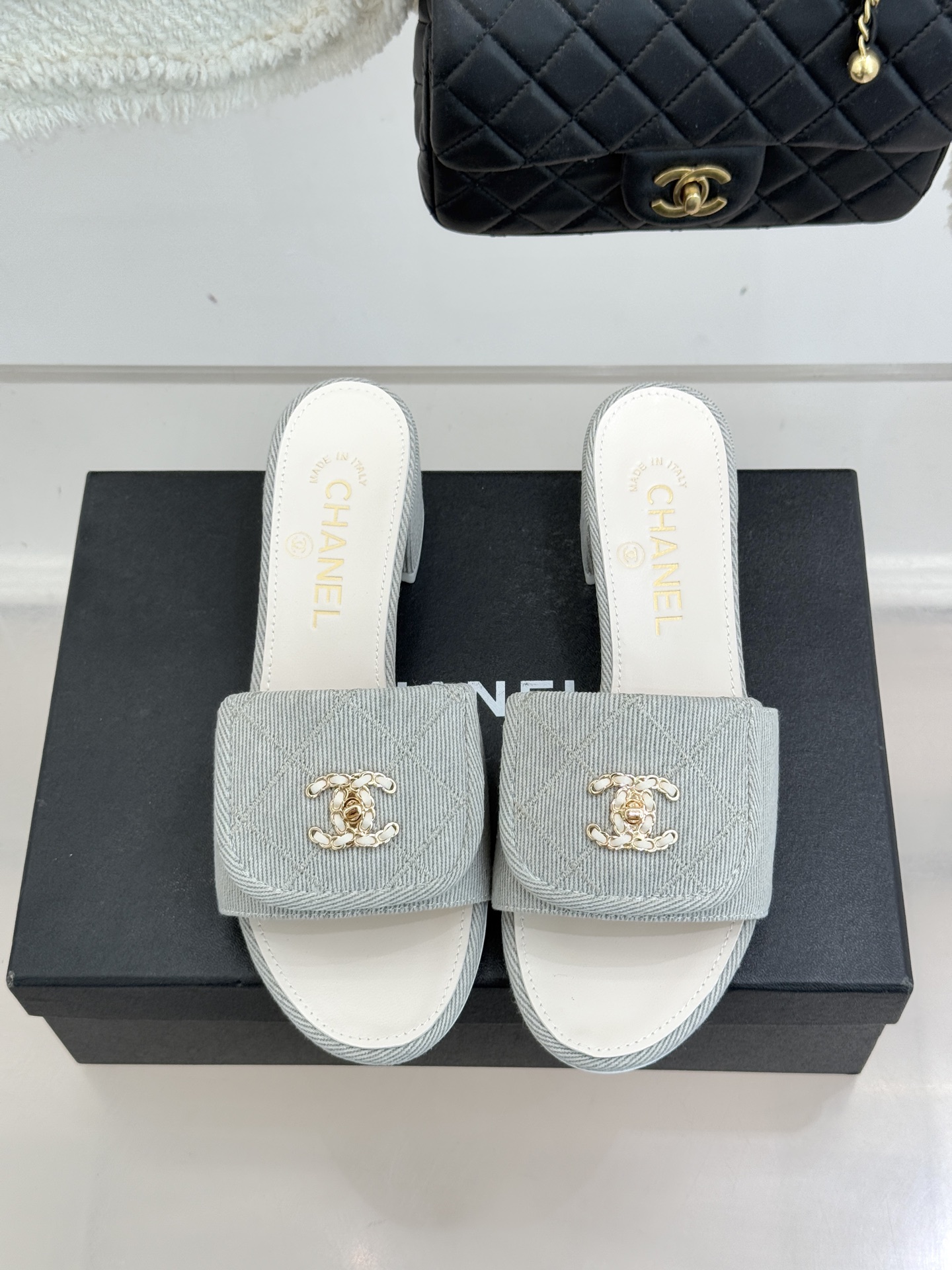 CHANE*｜小香经典链条双C书包扣菱格牛仔拖鞋将丹宁随性与高定优雅完美融合。水洗牛仔布搭配经典菱格绗缝