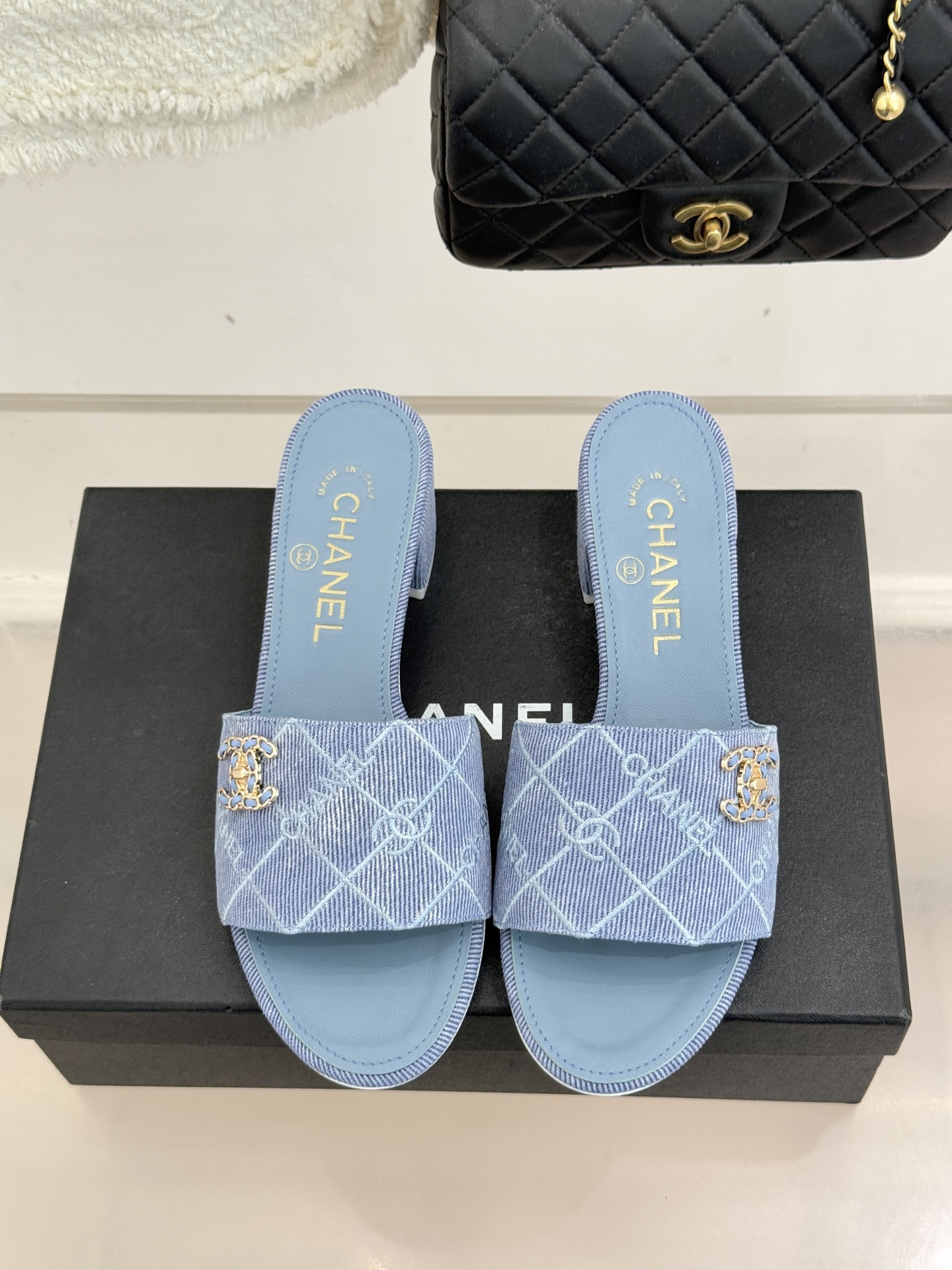 CHANE*｜小香经典链条双C菱格牛仔拖鞋将丹宁随性与高定优雅完美融合。水洗牛仔布搭配经典菱格绗缝金属链