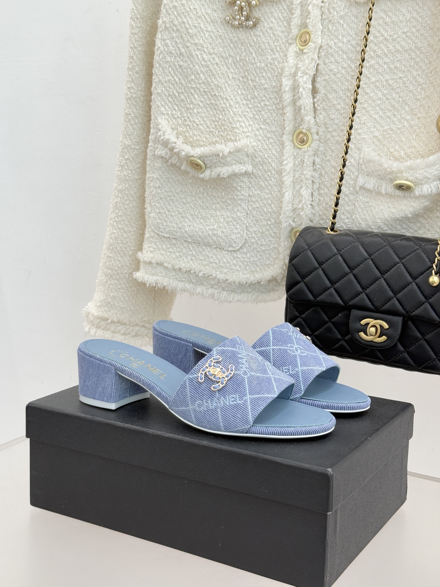 CHANE*｜小香经典链条双C菱格牛仔拖鞋将丹宁随性与高定优雅完美融合。水洗牛仔布搭配经典菱格绗缝金属链