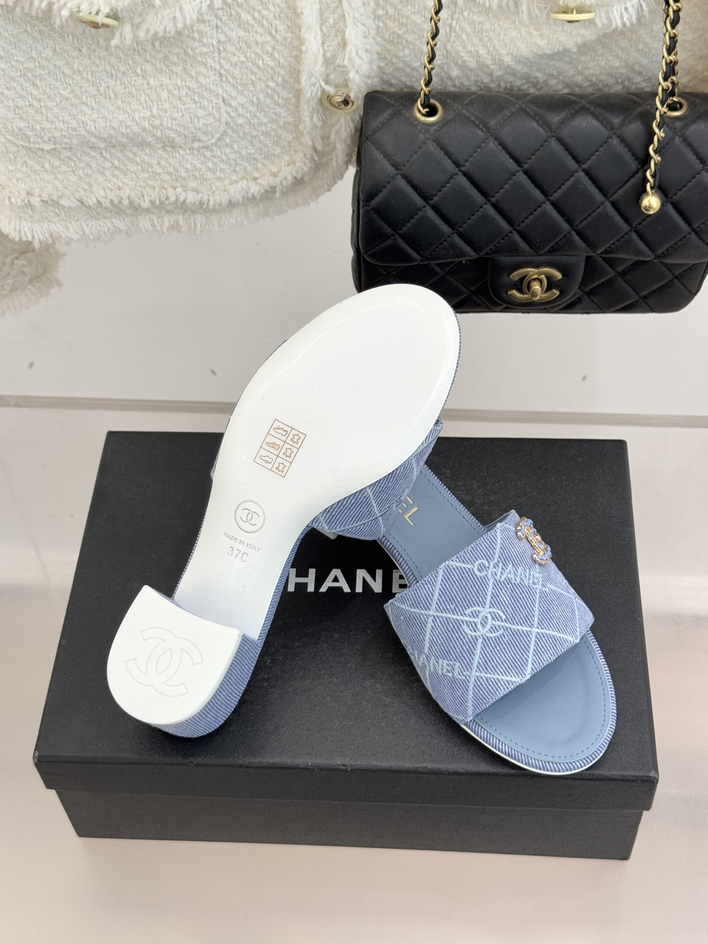 CHANE*｜小香经典链条双C菱格牛仔拖鞋将丹宁随性与高定优雅完美融合。水洗牛仔布搭配经典菱格绗缝金属链