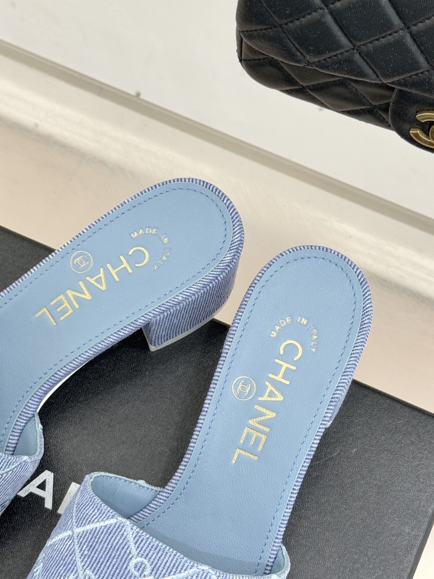 CHANE*｜小香经典链条双C菱格牛仔拖鞋将丹宁随性与高定优雅完美融合。水洗牛仔布搭配经典菱格绗缝金属链