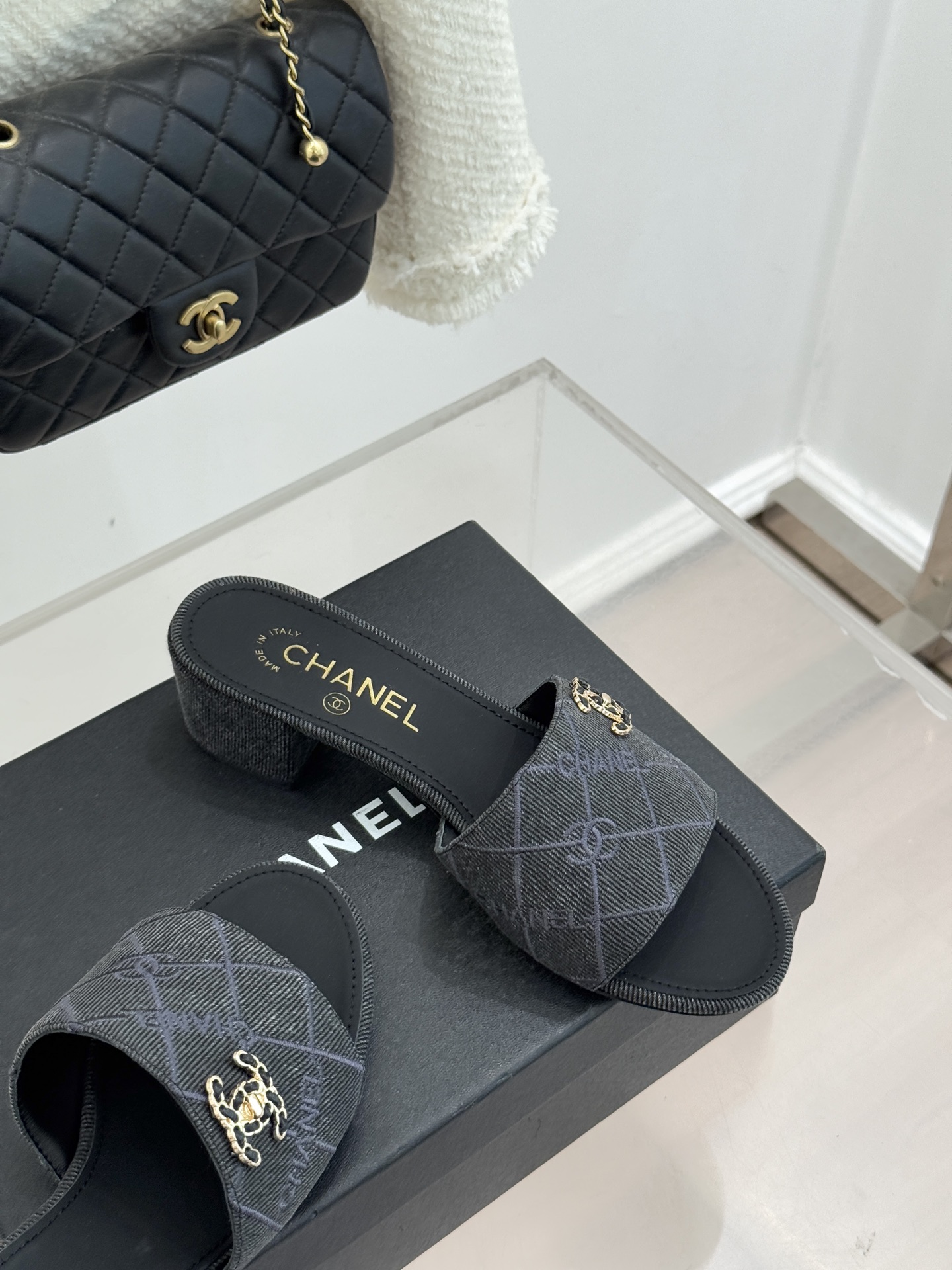 CHANE*｜小香经典链条双C菱格牛仔拖鞋将丹宁随性与高定优雅完美融合。水洗牛仔布搭配经典菱格绗缝金属链