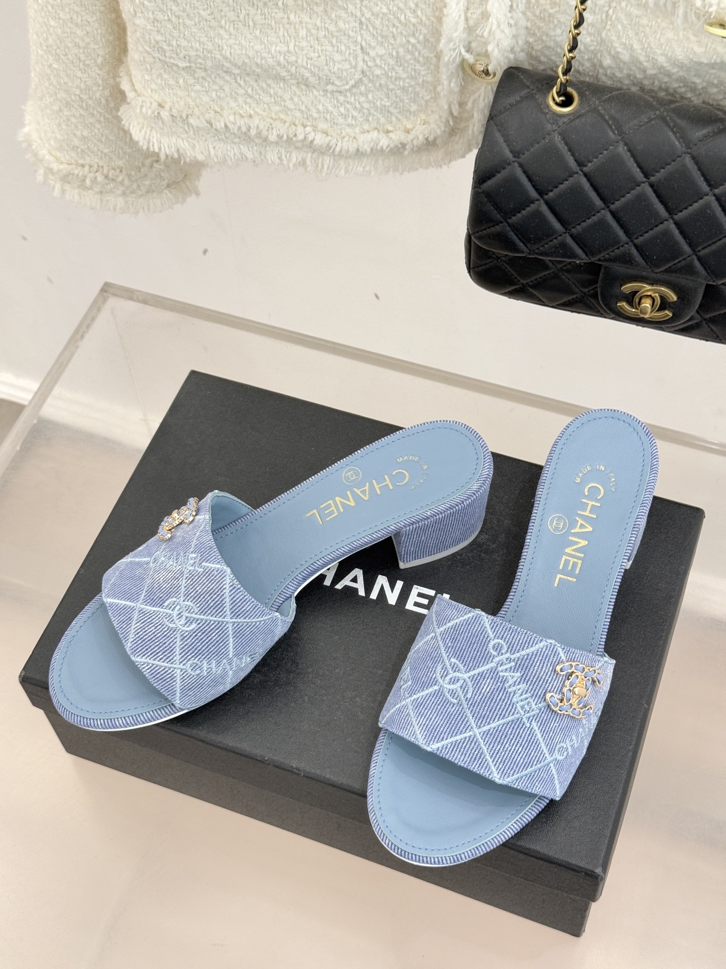 CHANE*｜小香经典链条双C菱格牛仔拖鞋将丹宁随性与高定优雅完美融合。水洗牛仔布搭配经典菱格绗缝金属链