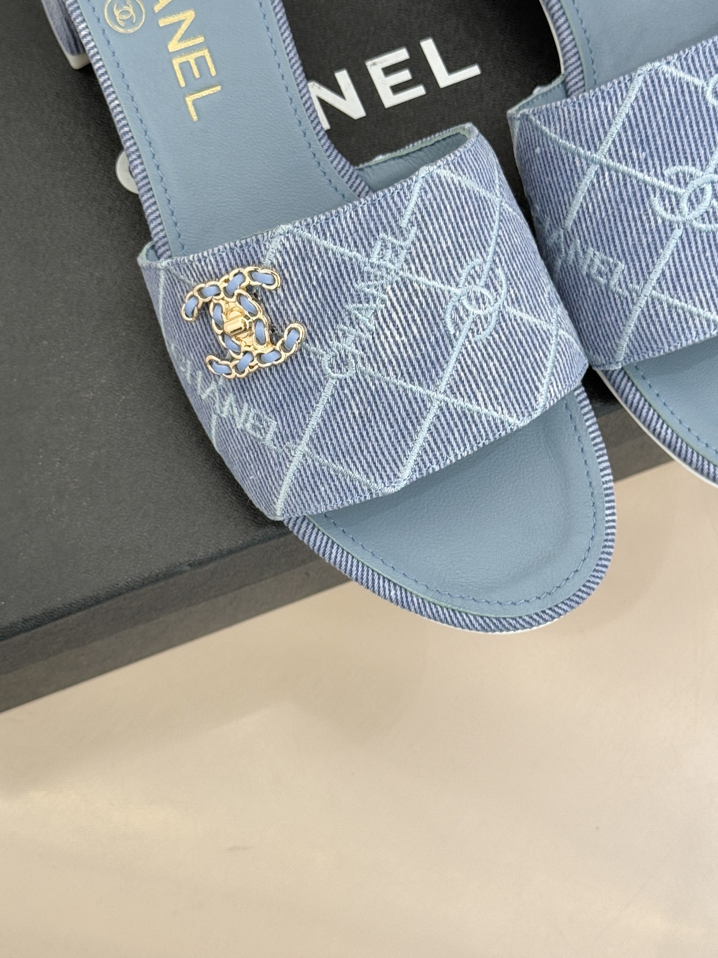 CHANE*｜小香经典链条双C菱格牛仔拖鞋将丹宁随性与高定优雅完美融合。水洗牛仔布搭配经典菱格绗缝金属链