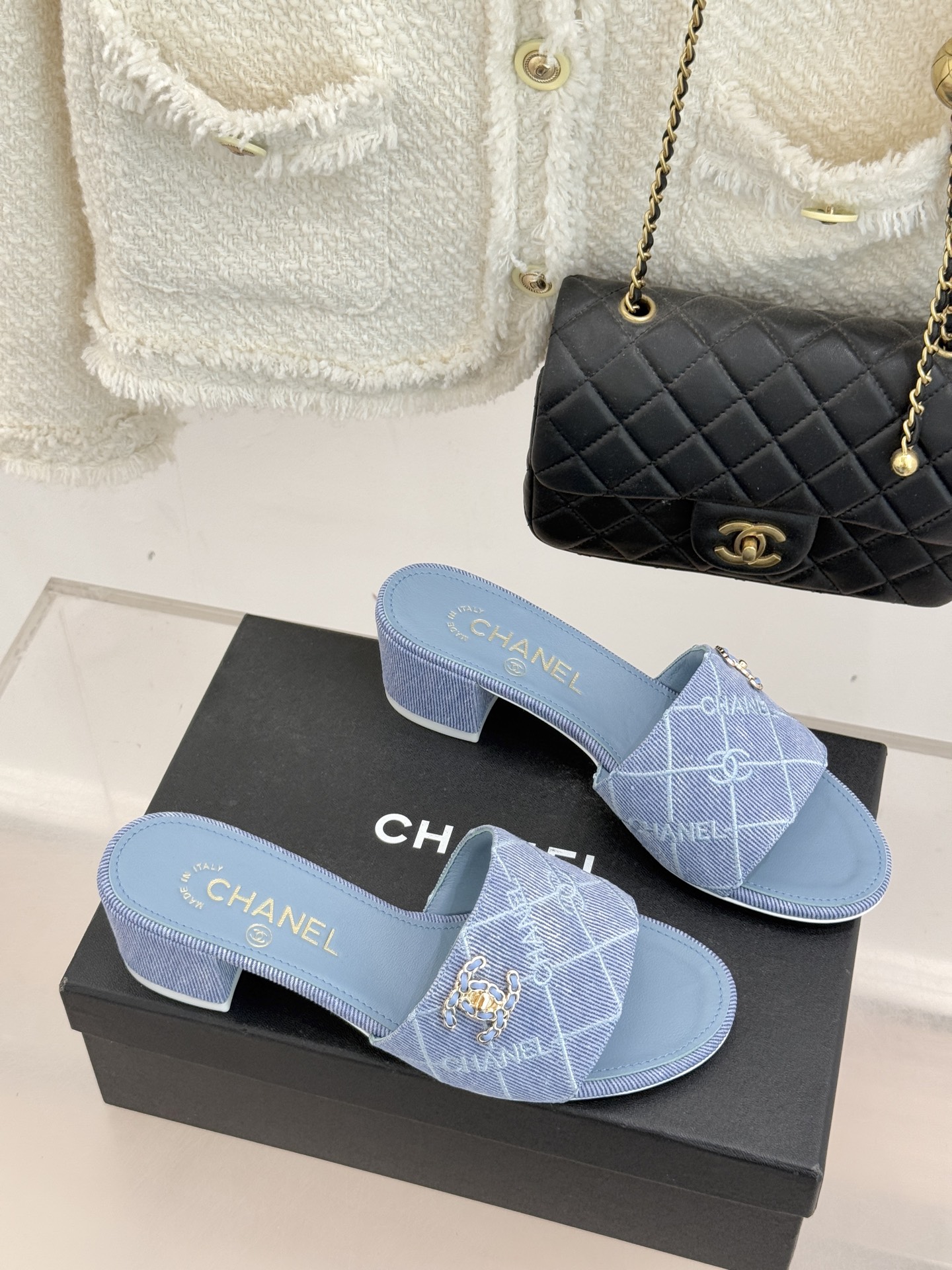 CHANE*｜小香经典链条双C菱格牛仔拖鞋将丹宁随性与高定优雅完美融合。水洗牛仔布搭配经典菱格绗缝金属链