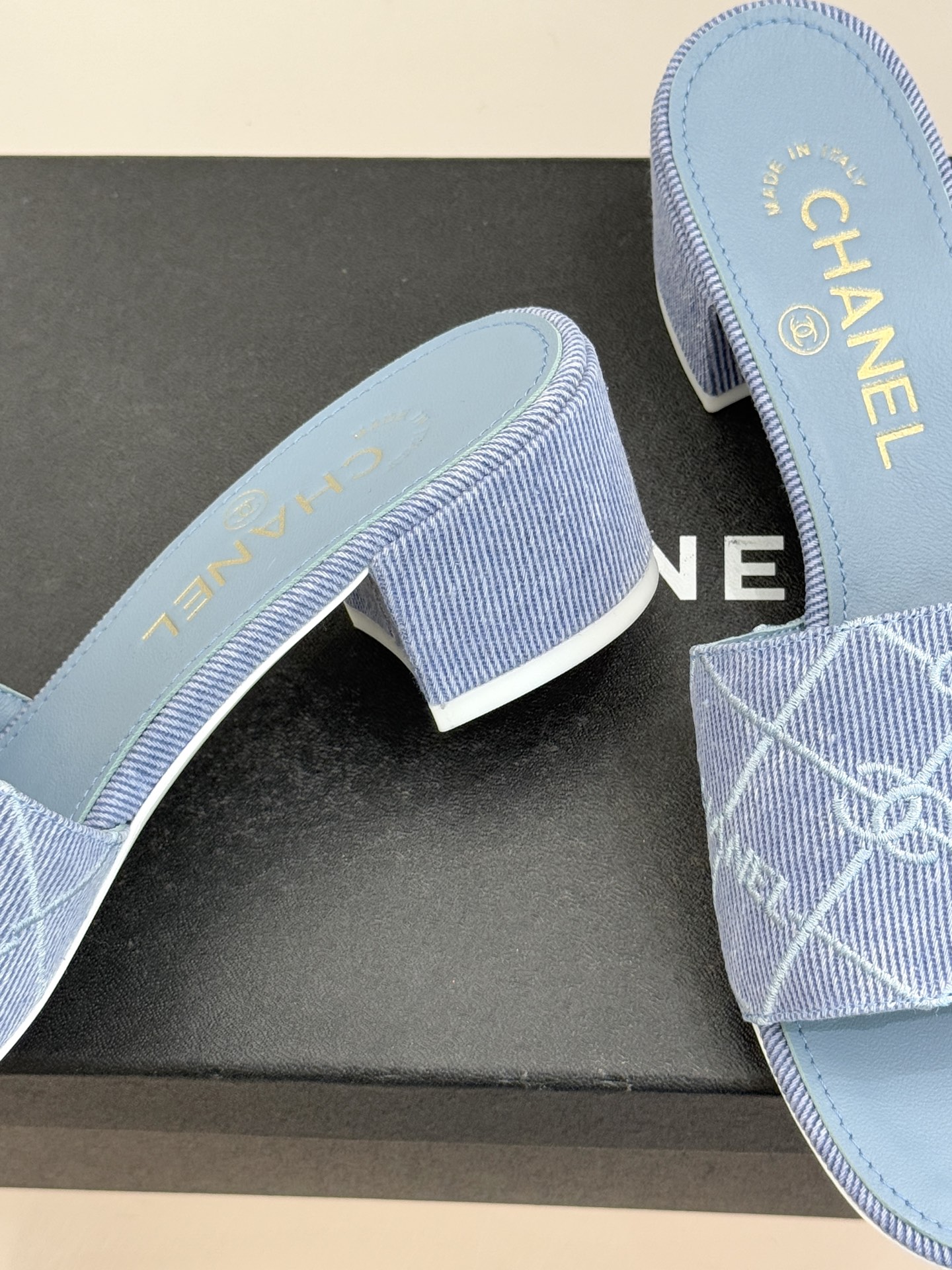 CHANE*｜小香经典链条双C菱格牛仔拖鞋将丹宁随性与高定优雅完美融合。水洗牛仔布搭配经典菱格绗缝金属链