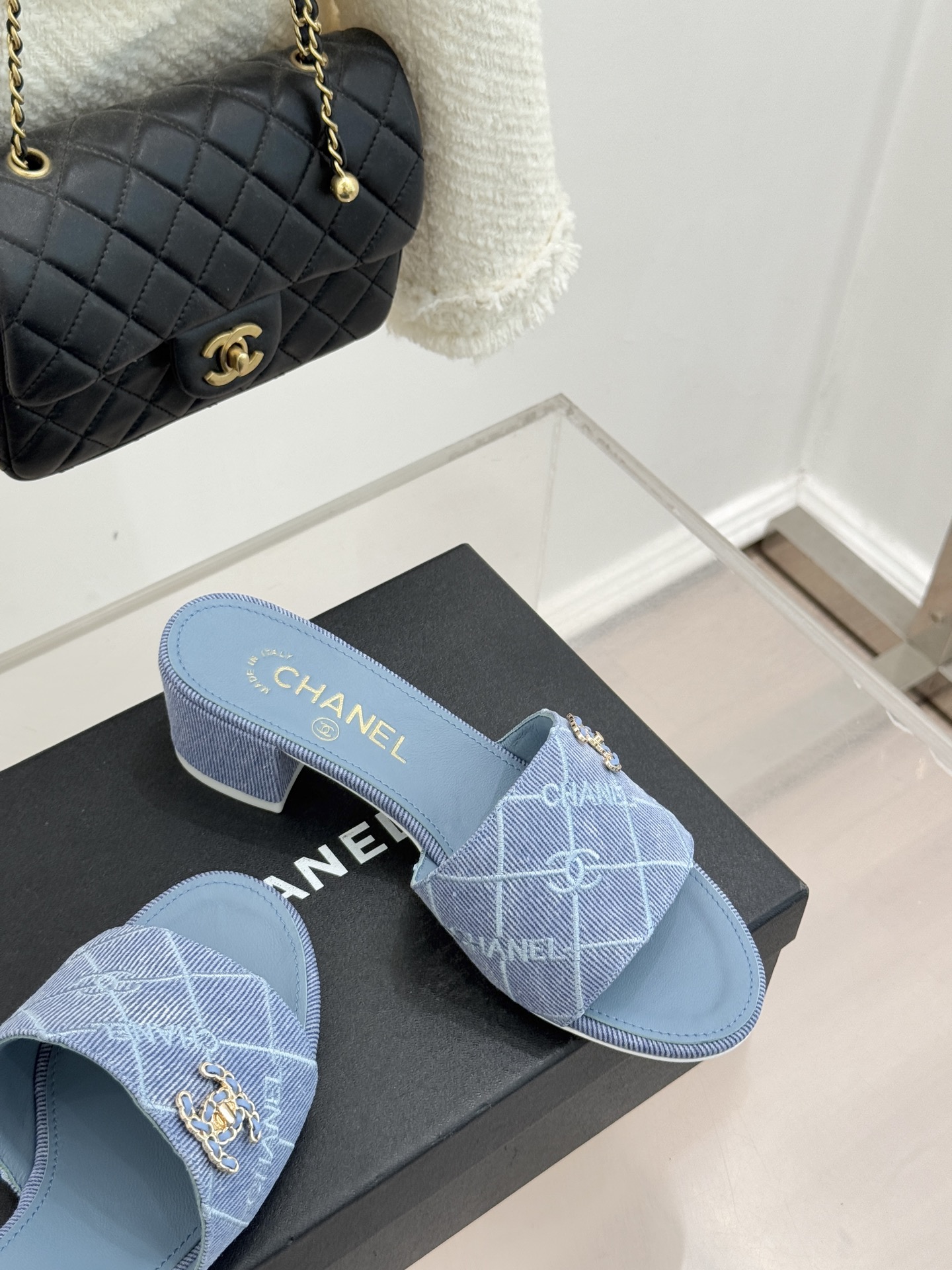 CHANE*｜小香经典链条双C菱格牛仔拖鞋将丹宁随性与高定优雅完美融合。水洗牛仔布搭配经典菱格绗缝金属链