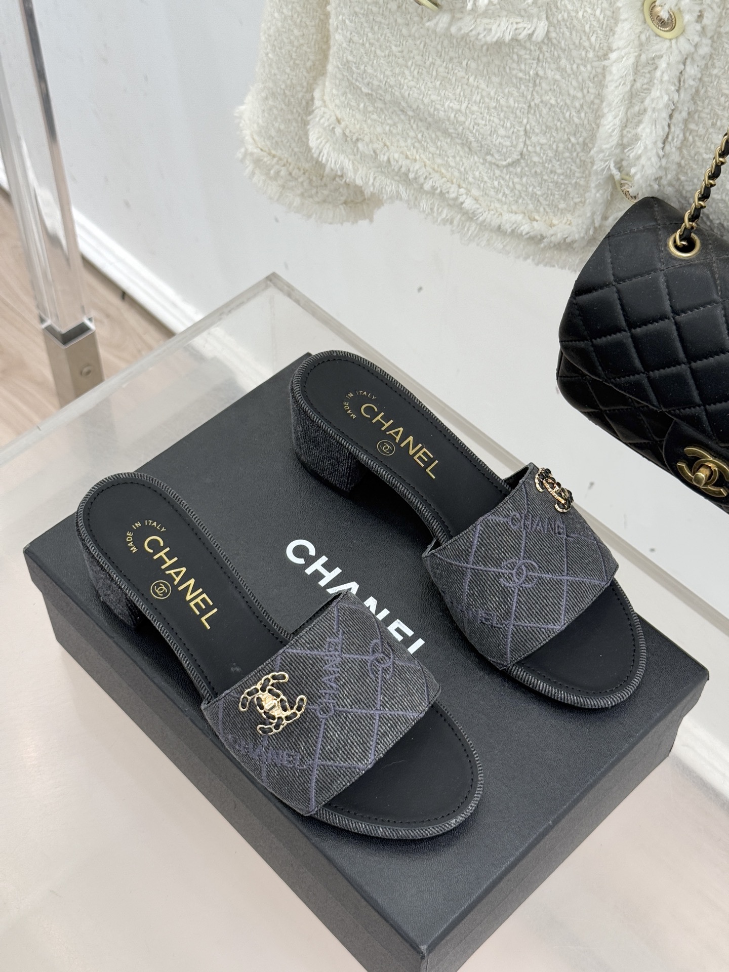 CHANE*｜小香经典链条双C菱格牛仔拖鞋将丹宁随性与高定优雅完美融合。水洗牛仔布搭配经典菱格绗缝金属链