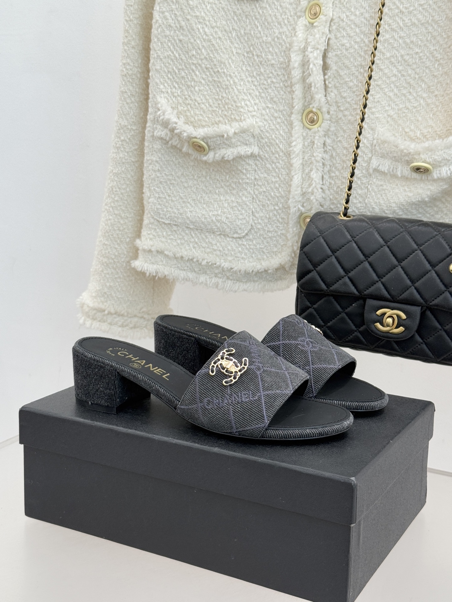 CHANE*｜小香经典链条双C菱格牛仔拖鞋将丹宁随性与高定优雅完美融合。水洗牛仔布搭配经典菱格绗缝金属链