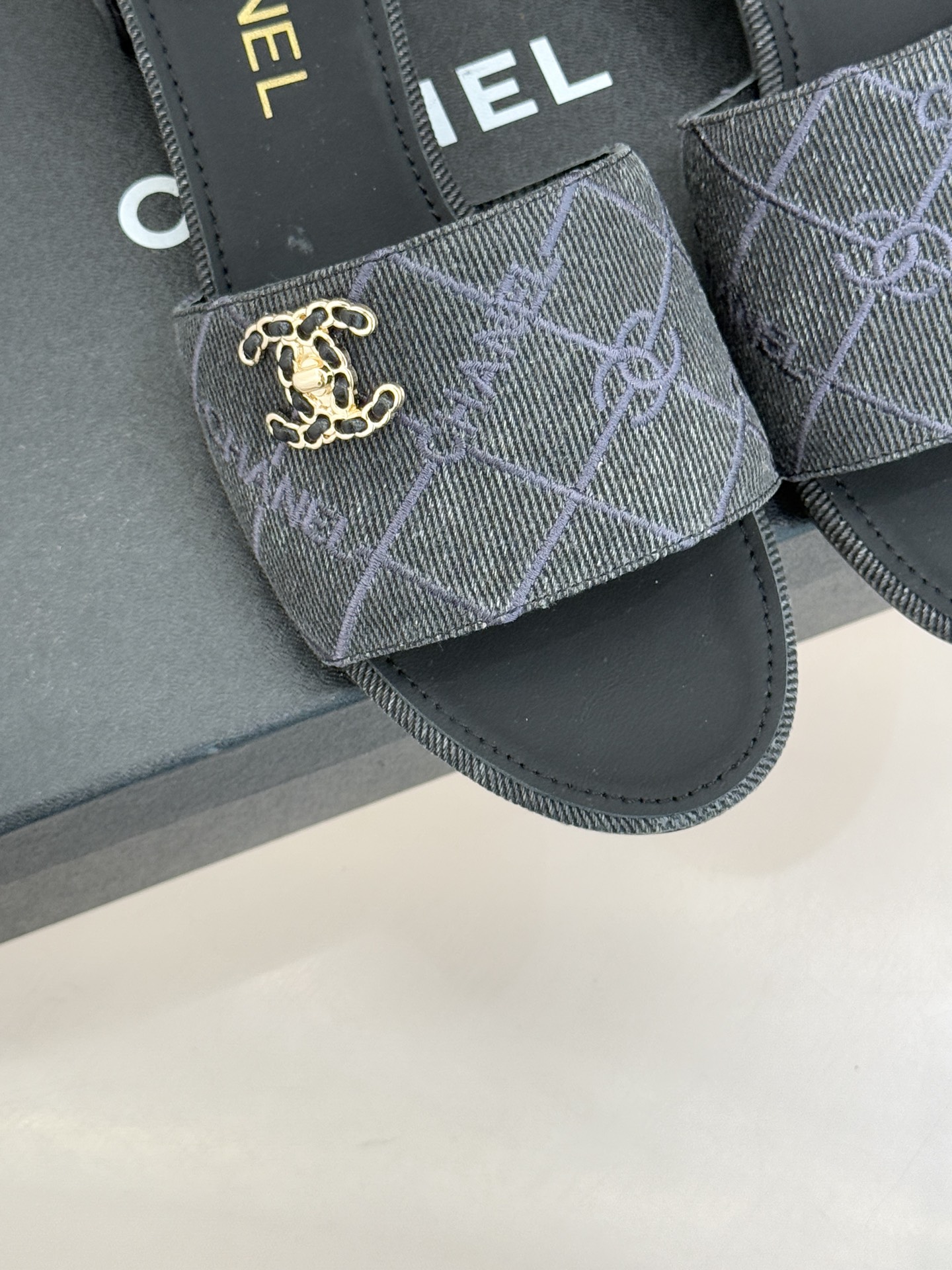 CHANE*｜小香经典链条双C菱格牛仔拖鞋将丹宁随性与高定优雅完美融合。水洗牛仔布搭配经典菱格绗缝金属链