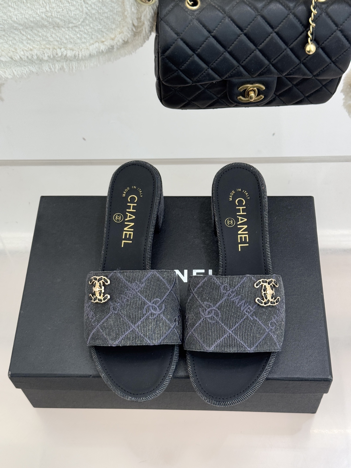 CHANE*｜小香经典链条双C菱格牛仔拖鞋将丹宁随性与高定优雅完美融合。水洗牛仔布搭配经典菱格绗缝金属链